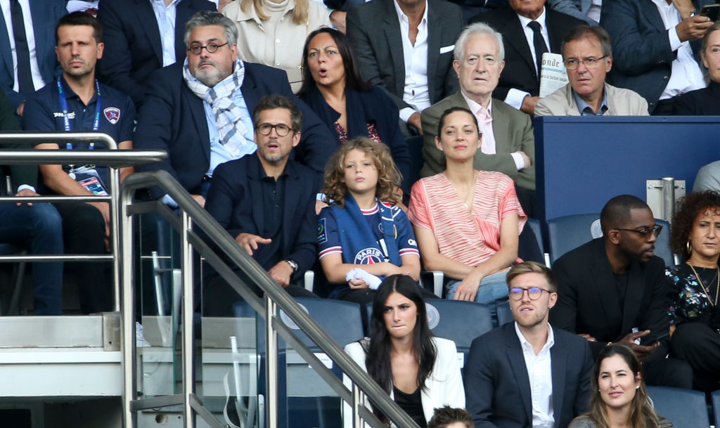 PARIS, FRANCE - 11 SEPTEMBRE : Guillaume Canet, Marion Cotillard assistent au match de Ligue 1 Uber Eats entre le Paris Saint-Germain (PSG) et le Clermont Foot 63 au Parc des Princes le 11 septembre 2021 à Paris, France. (Photo by John Berry/Getty Images)