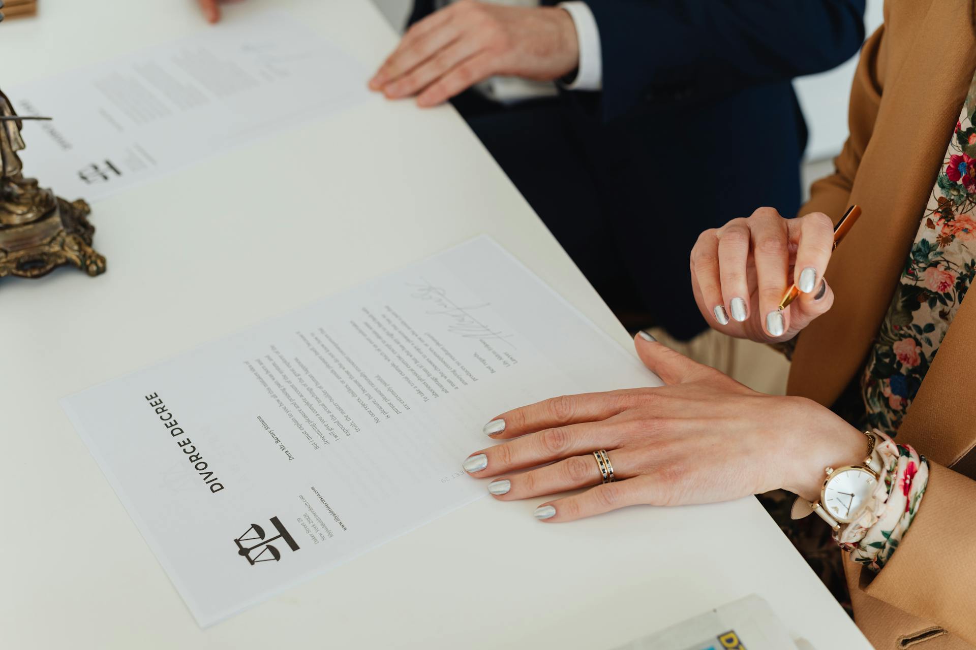 Un couple signant ses papiers de divorce | Source : Pexels