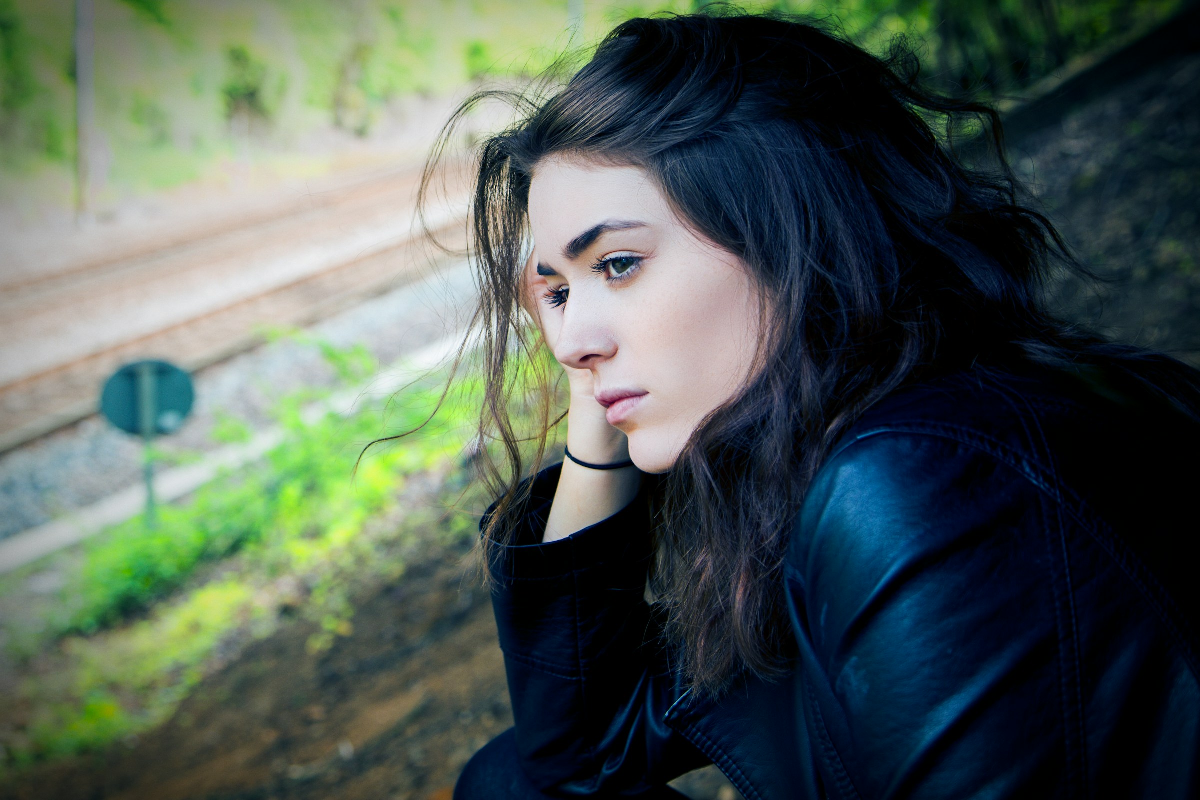 Une femme triste assise à l'extérieur pendant la journée | Source : Unsplash