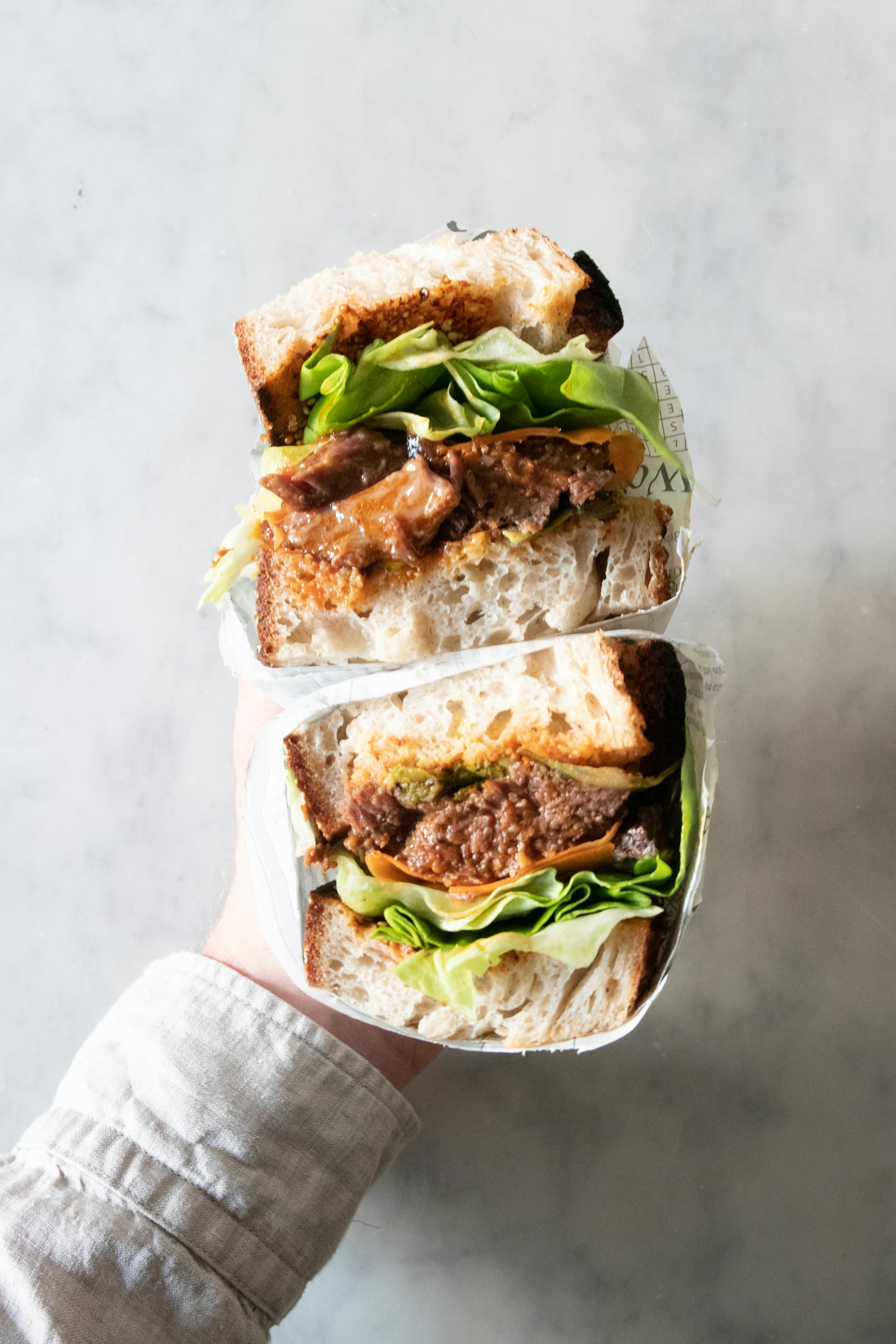 Une personne tenant un sandwich | Source : Pexels