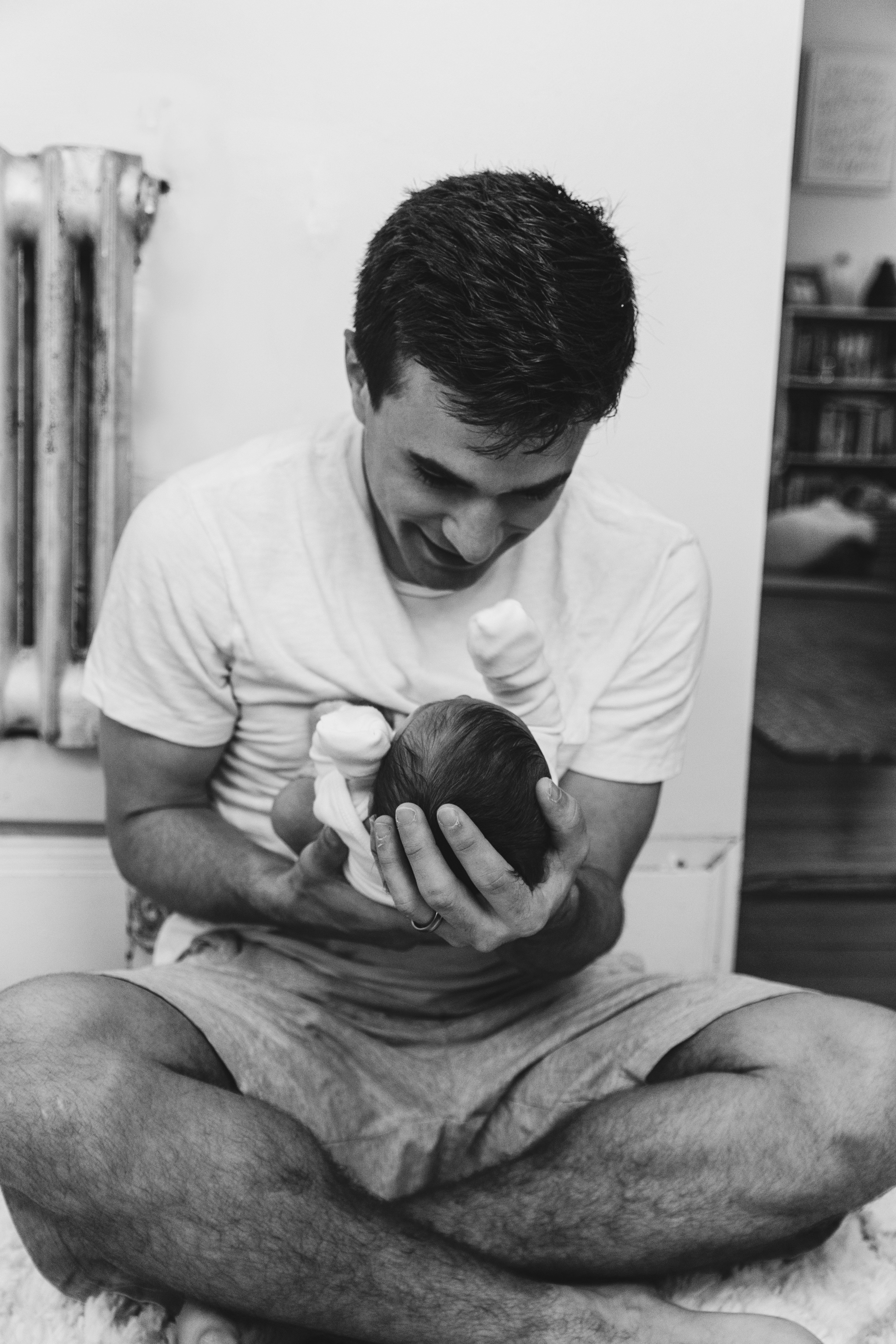 Un homme tenant un bébé | Source : Unsplash