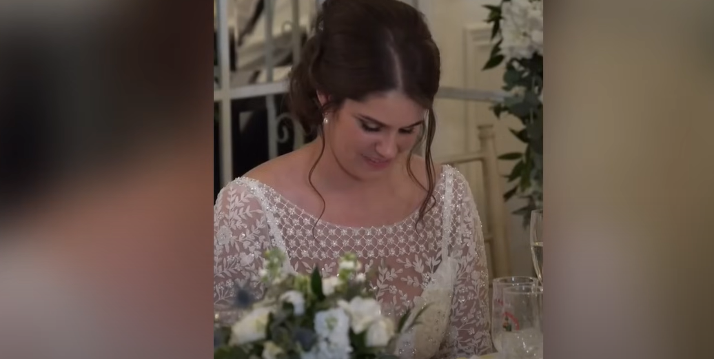 Katie sourit en baissant les yeux pendant le discours de mariage de son mari | Source : YouTube / Daily Record