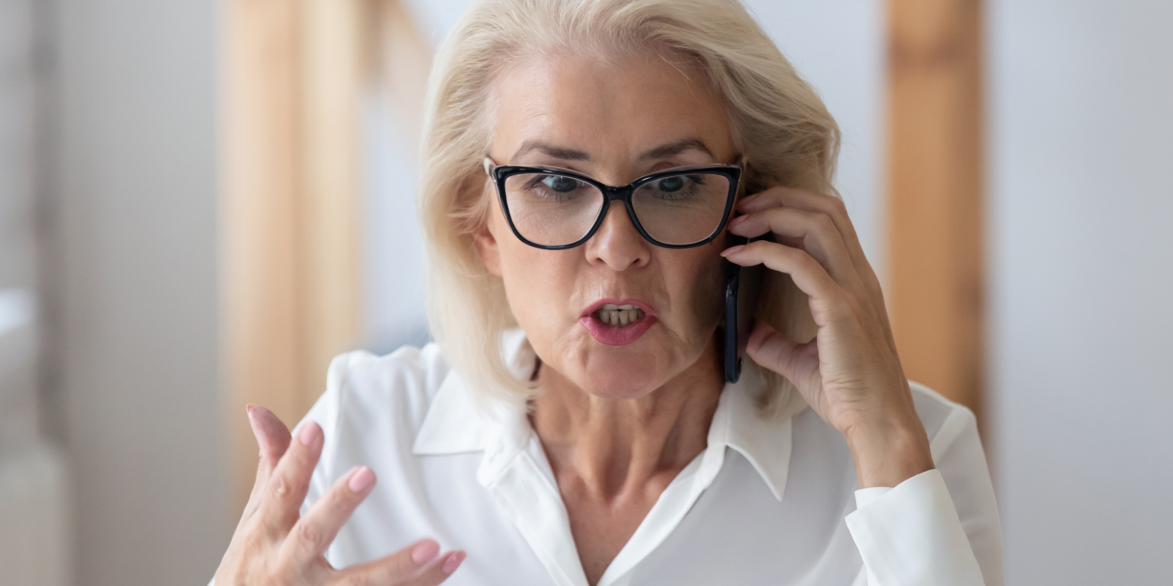 Une femme qui parle avec colère pendant un appel téléphonique | Source : Shutterstock