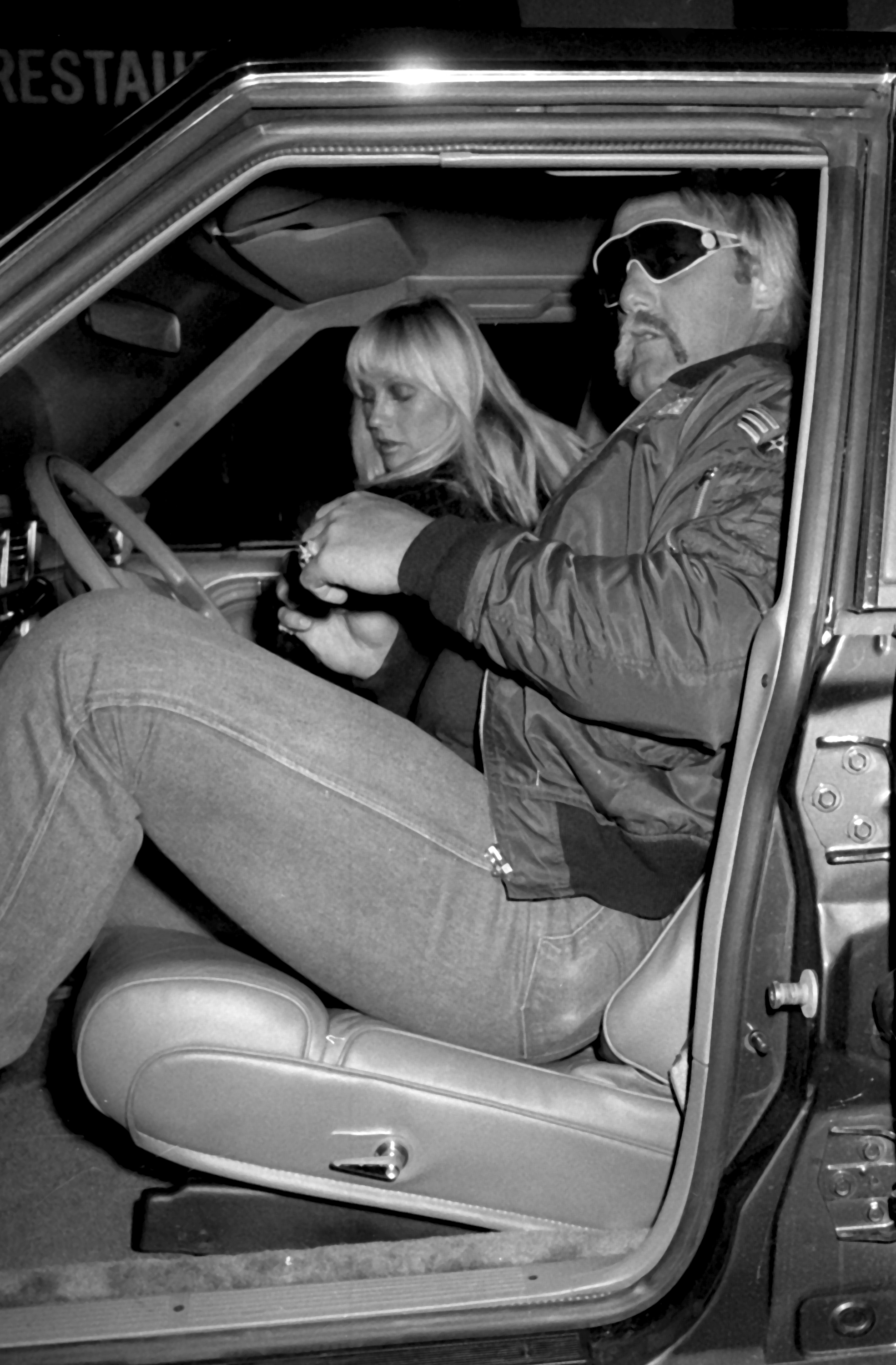 Linda et Hulk Hogan photographiés dans sa voiture au restaurant Palm à Beverly Hills, Californie, le 6 février 1986. | Source : Getty Images