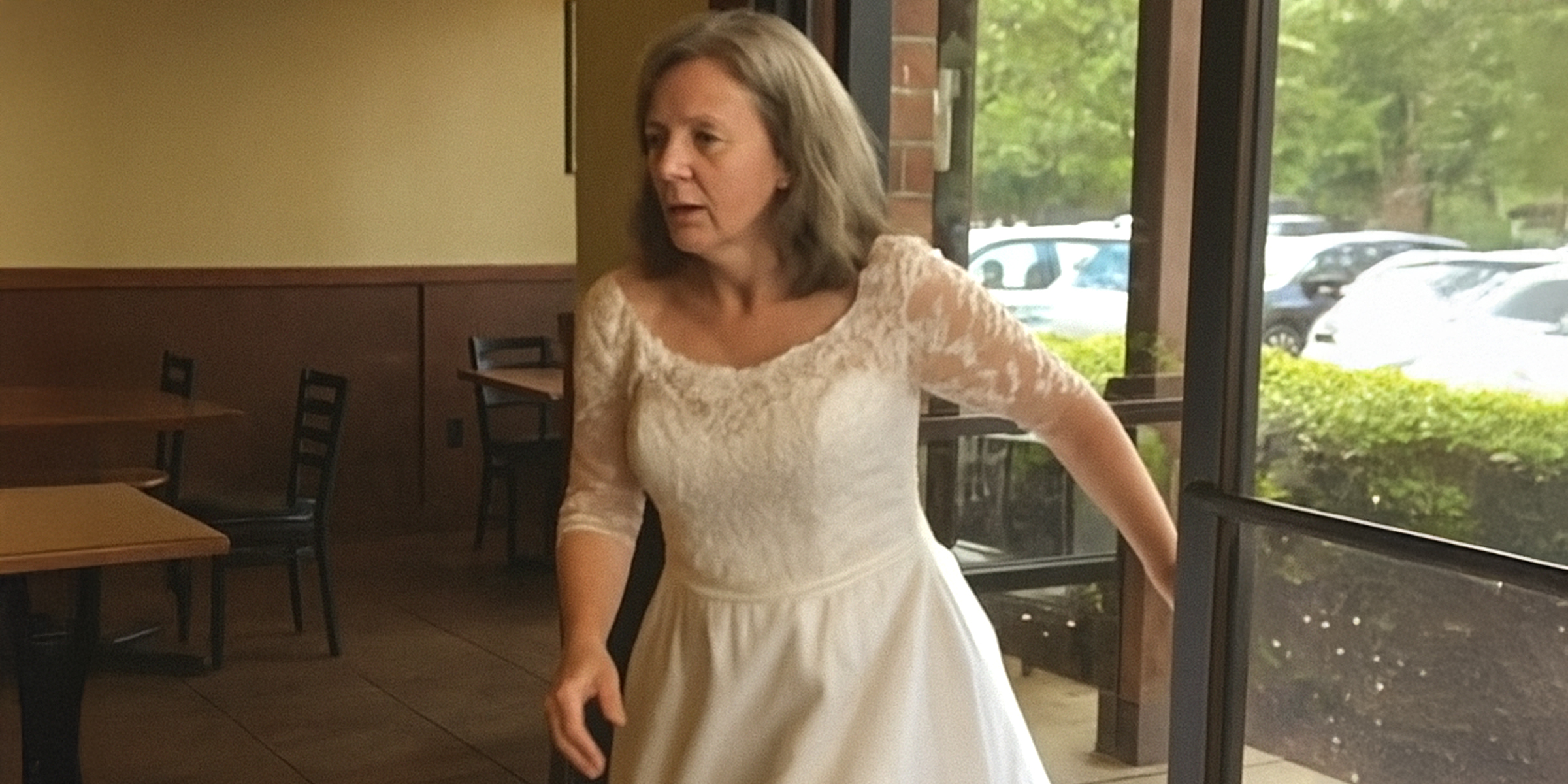 Une femme en robe blanche | Source : Barabola