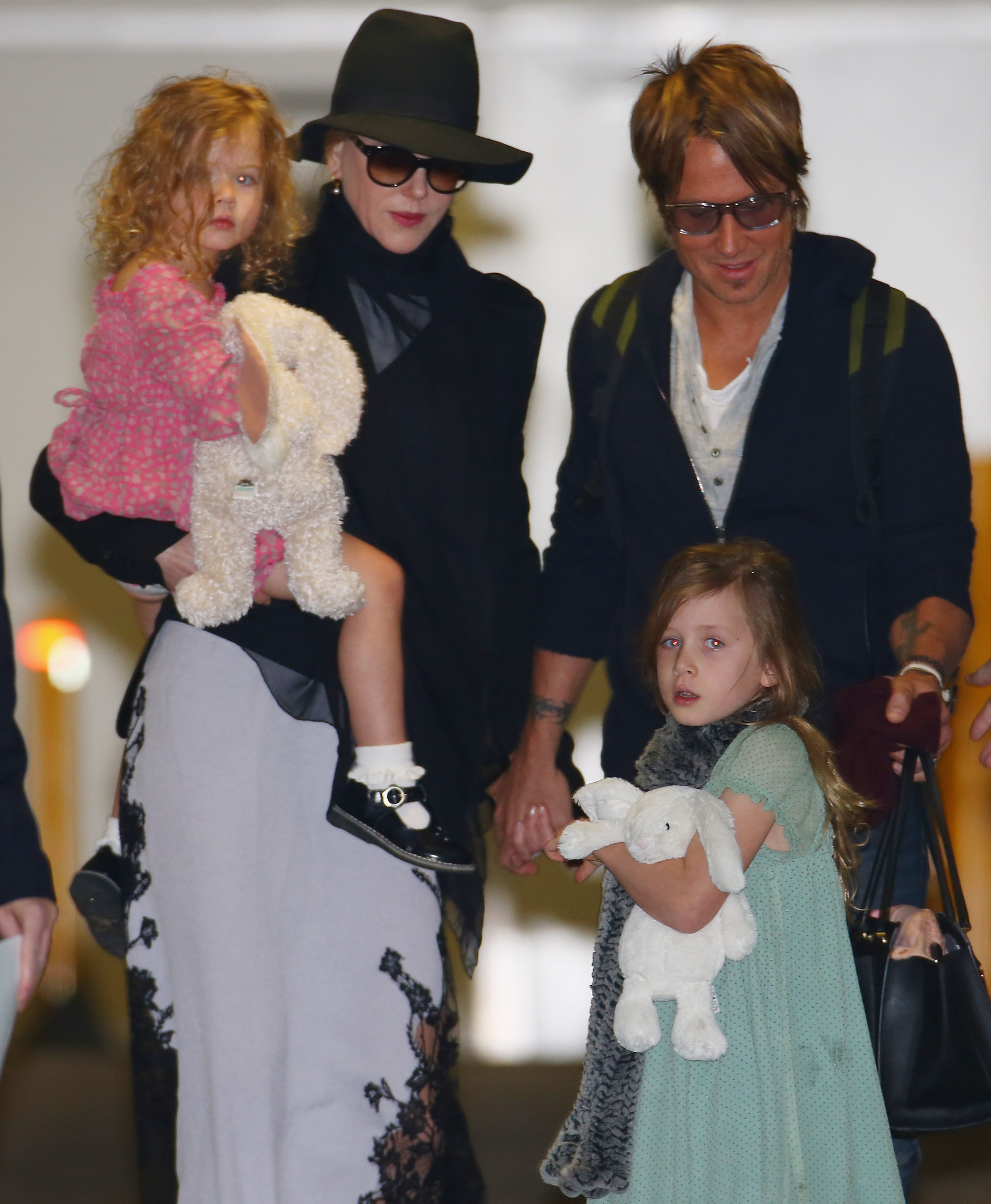 Nicole Kidman et Keith Urban avec leurs filles, Faith et Sunday Rose Kidman Urban, à l'aéroport international de Sydney, le 11 juin 2014, en Australie. | Source : Getty Images