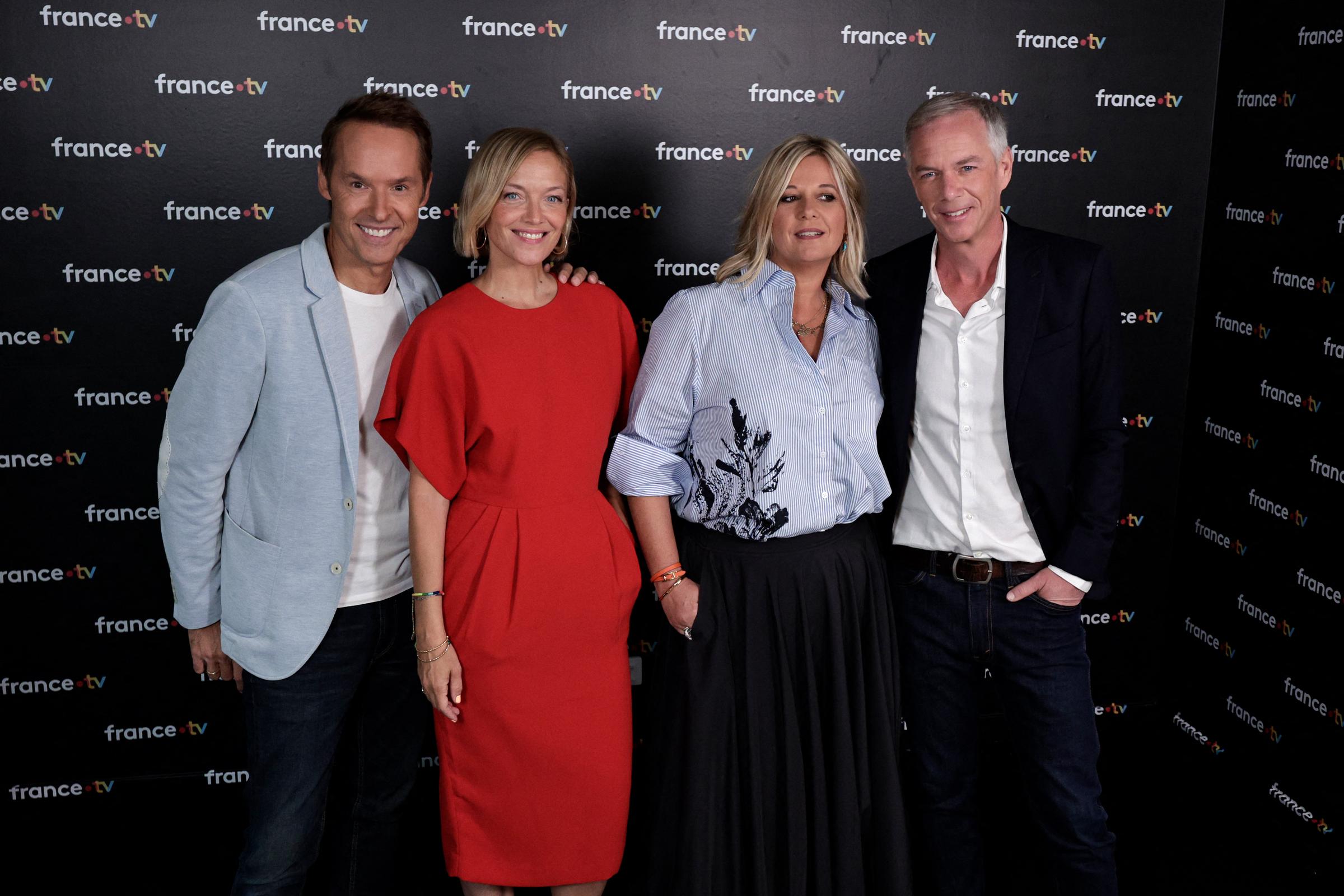 (De gauche à droite) Les journalistes français Damien Thévenot, Maya Lauqué, Flavie Flament et Julien Arnaud posent avant une conférence de presse pour présenter la nouvelle saison du groupe audiovisuel France Télévisions à Paris, le 4 septembre 2024 I Source : Getty Images
