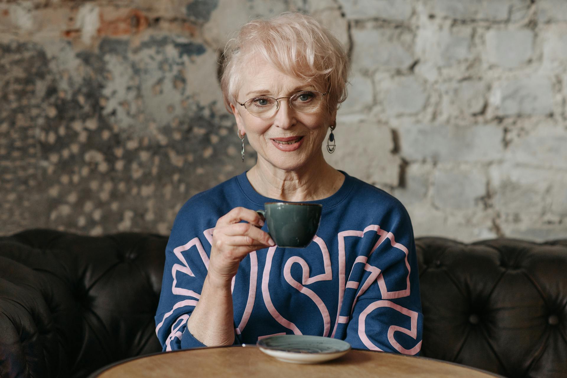 Une femme âgée tenant une tasse de thé | Source : Pexels