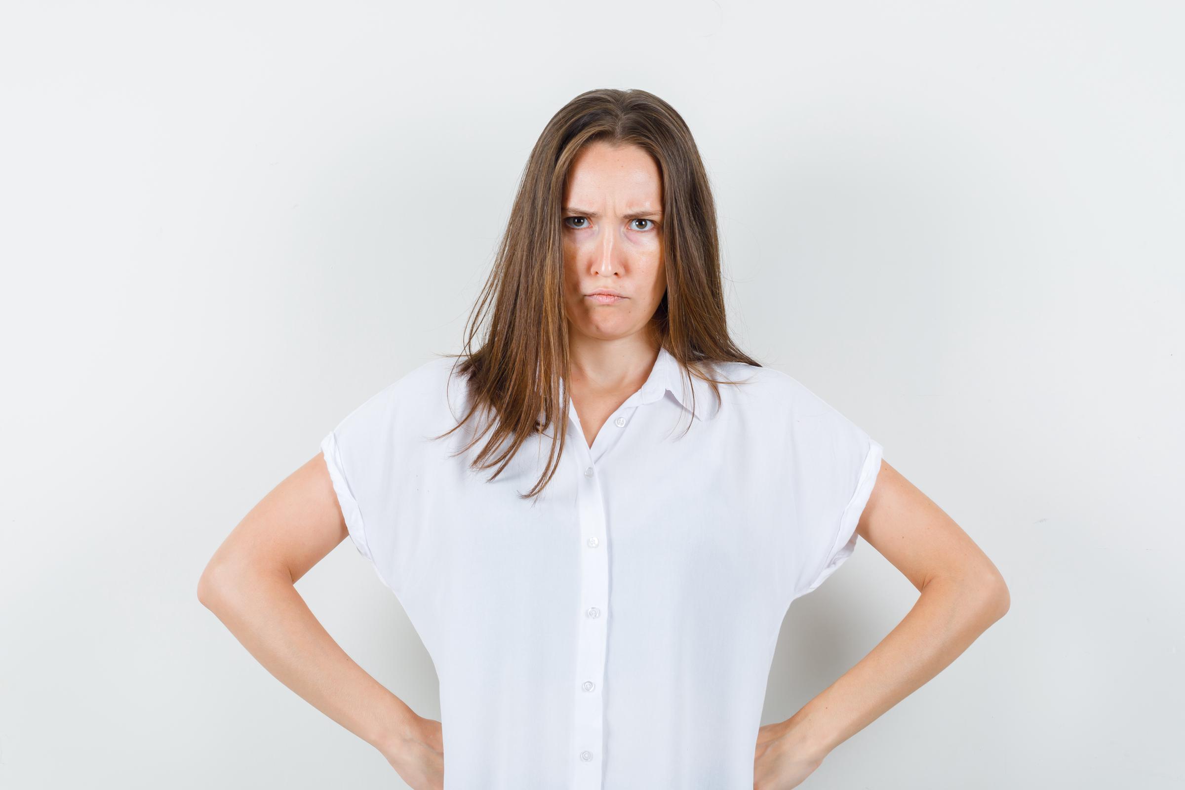 Une femme qui fronce les sourcils | Source : Freepik