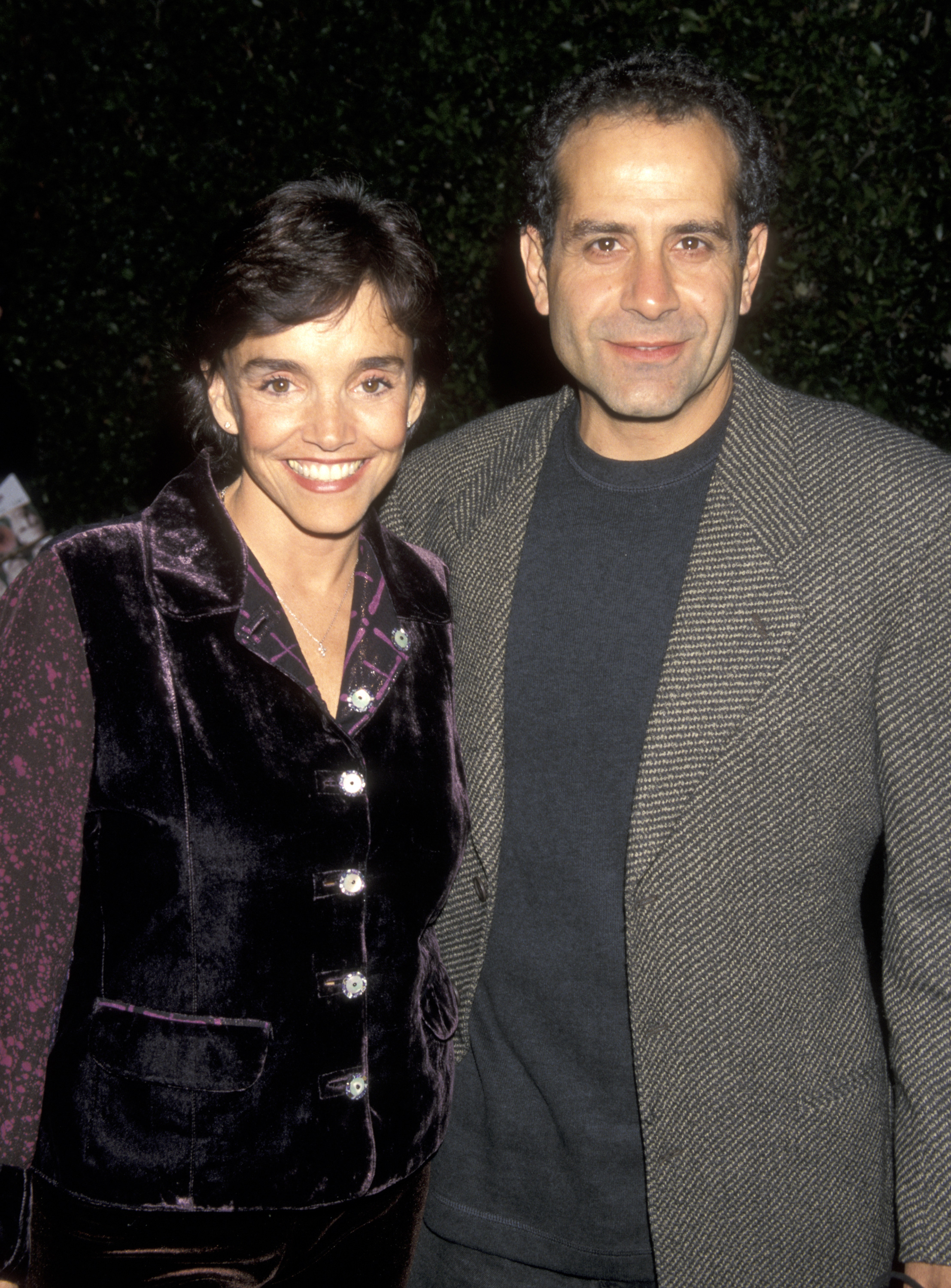 L'actrice et Tony Shalhoub lors de la projection de « That Championship Season » le 3 juin 1999 à Beverly Hills, en Californie. | Source : Getty Images