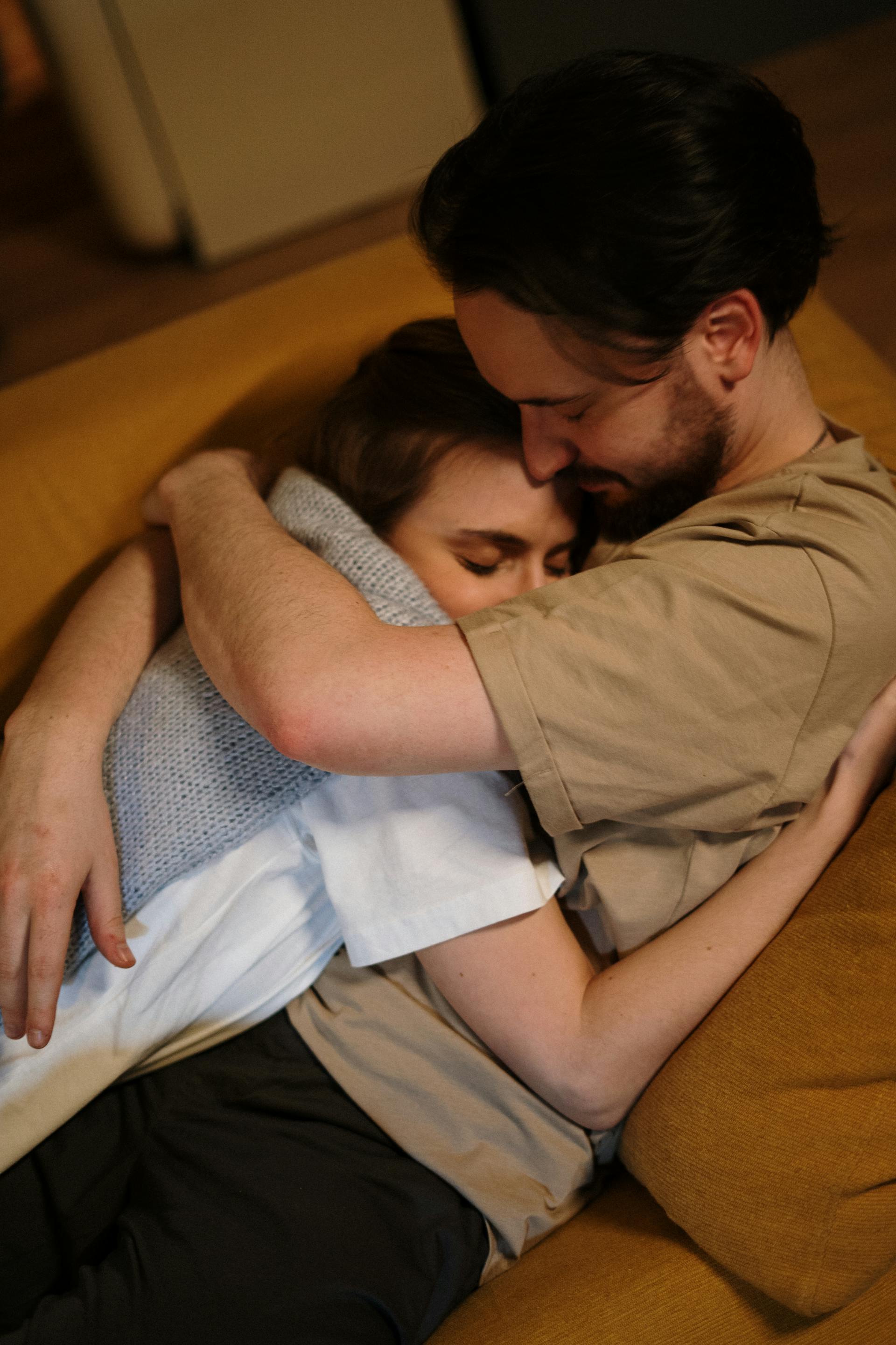 Un couple partageant une étreinte | Source : Pexels