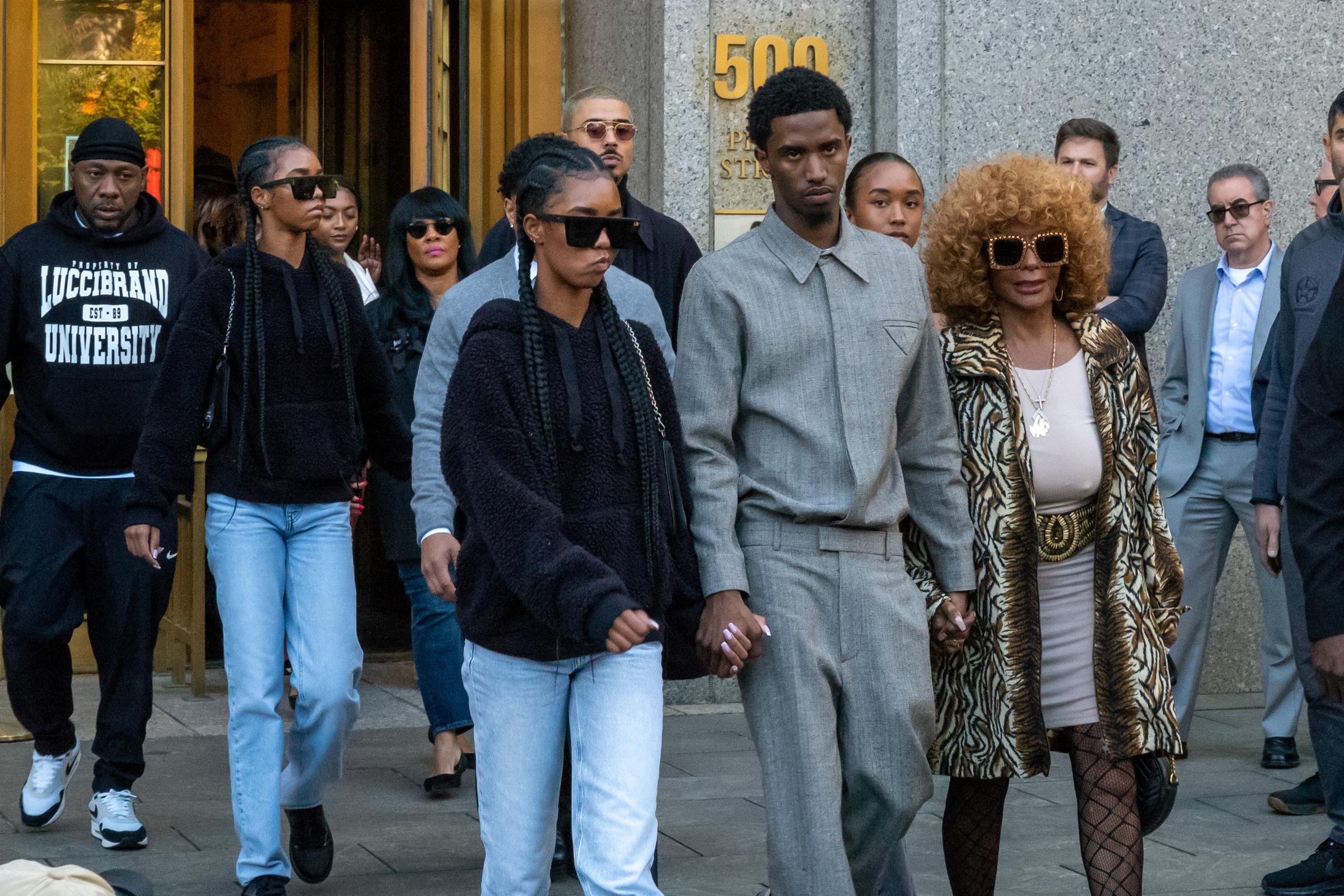 La famille Combs quitte le tribunal fédéral du district sud de New York après une audience préliminaire concernant Sean « Diddy » Combs, le 10 octobre 2024. | Source : Getty Images.