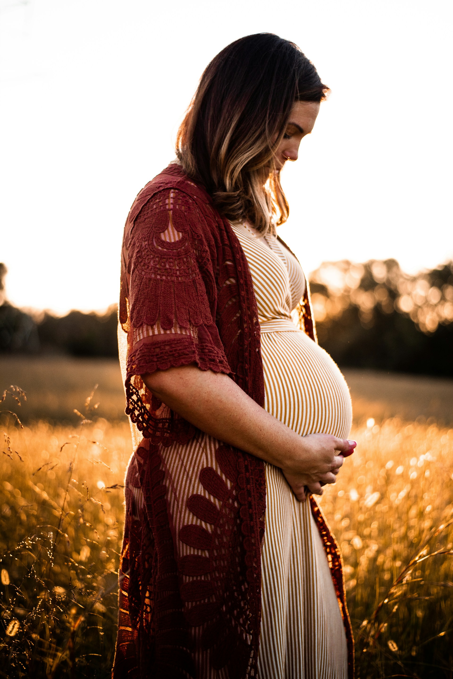 Une femme enceinte debout dans un champ | Source : Unsplash