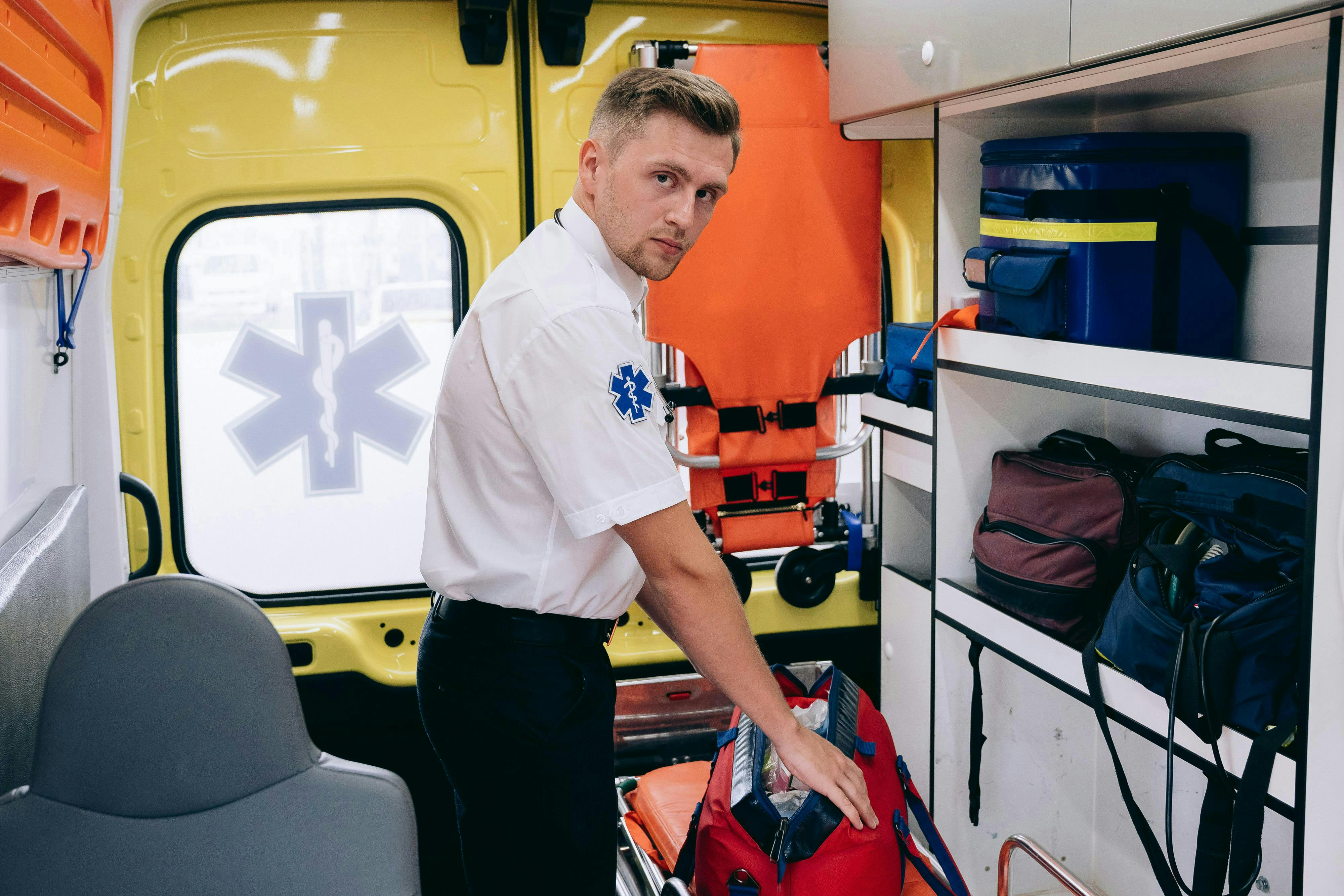 Un ambulancier dans une ambulance | Source : Pexels