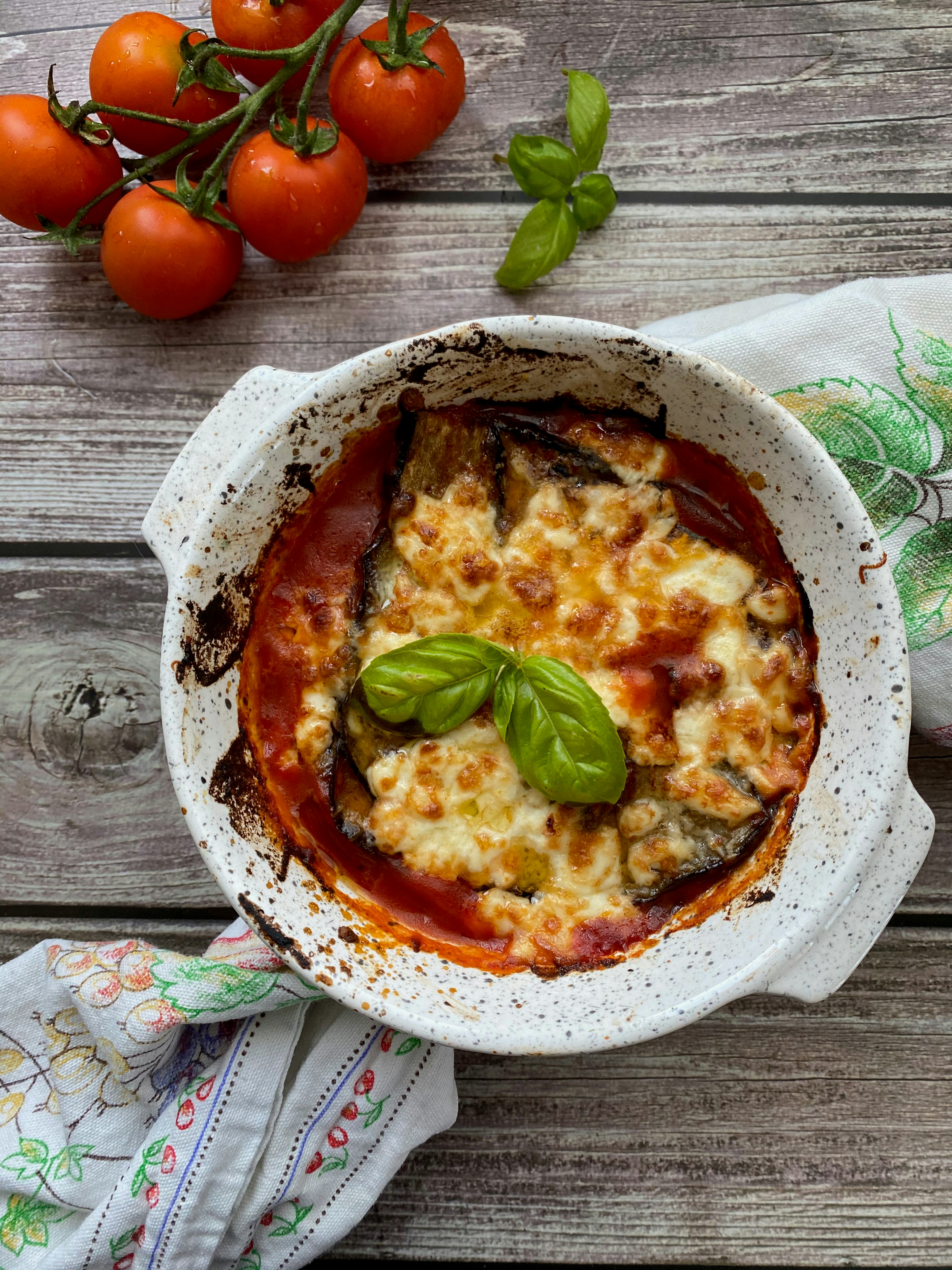 Aubergines parmigiana dans un plat | Source : Unsplash