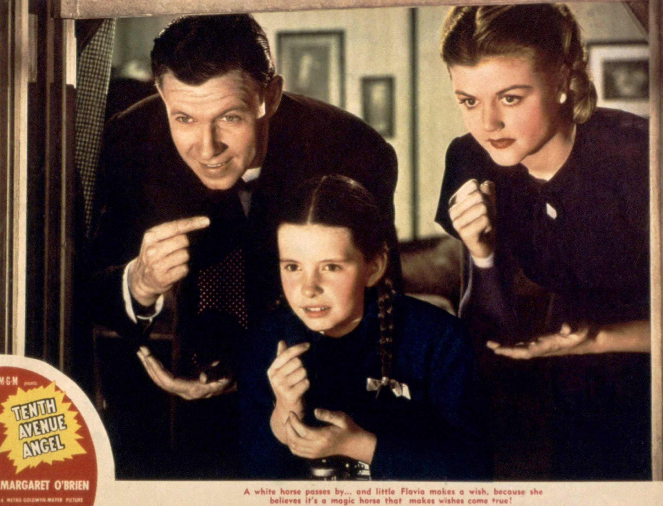 L'enfant star et d'autres acteurs sur le plateau de tournage de "Tenth Avenue Angel" en 1948 | Source : Getty Images
