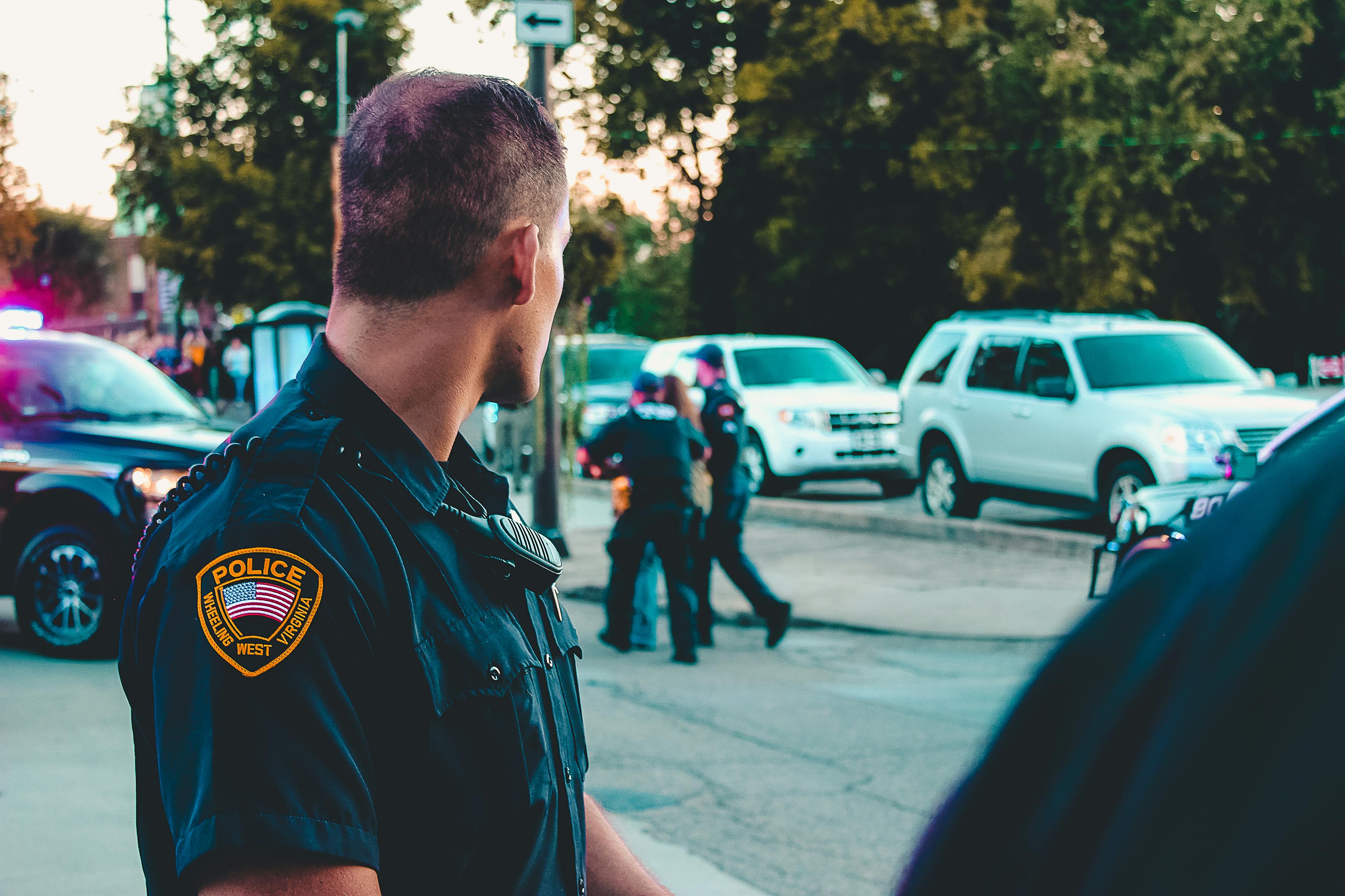 Agents de police procédant à une arrestation | Source : Pexels