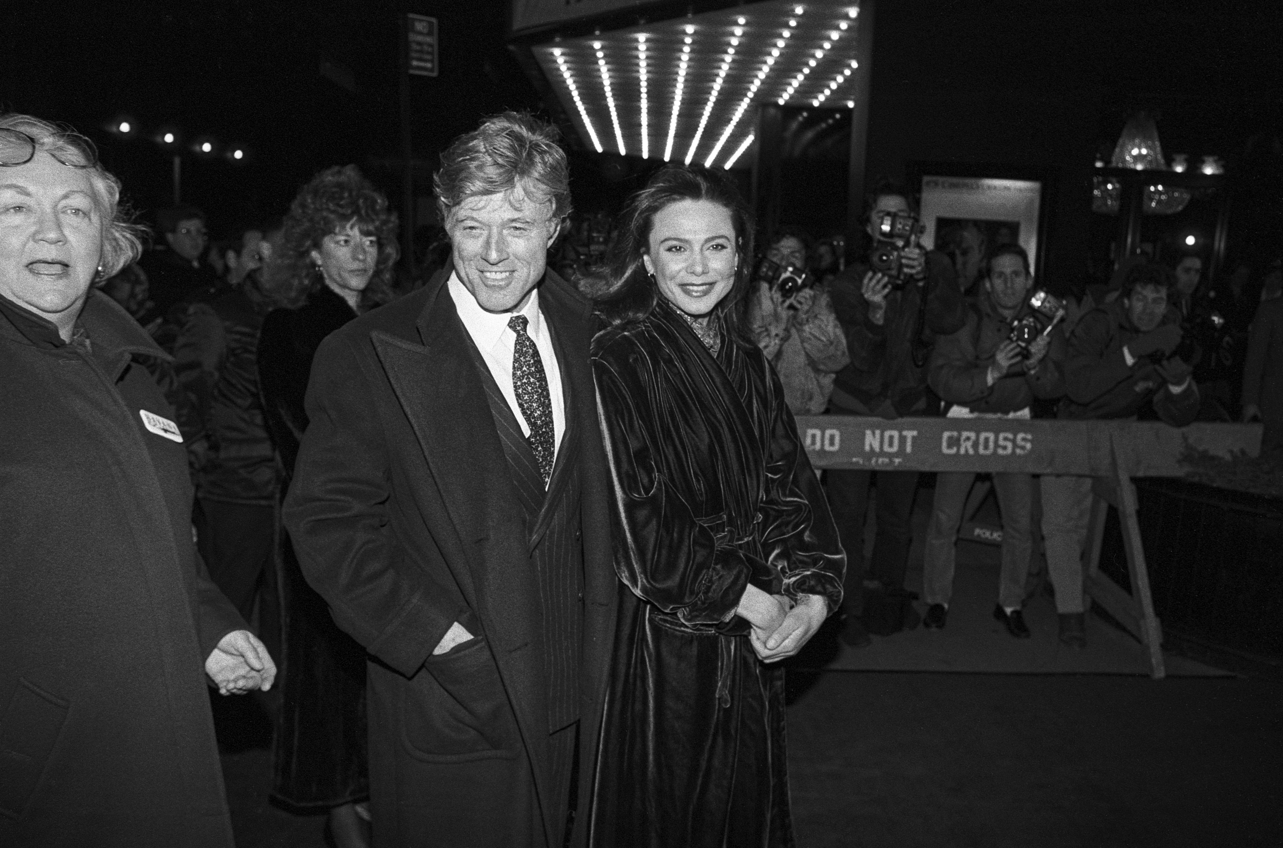 Robert Redford et Lena Olin lors de la première du film « Havana » le 12 décembre 1990 à New York. | Source : Getty Images