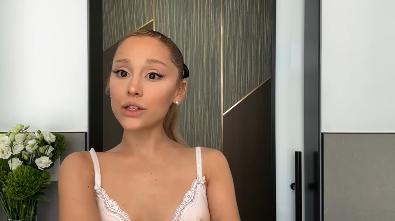 Ariana Grande partage sa routine de soins de la peau en 2023 | Source : YouTube/@Vogue
