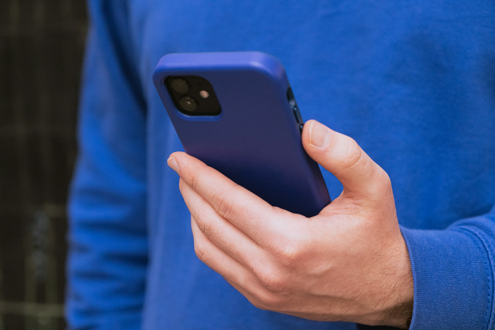 Un homme tenant son téléphone | Source : Unsplash