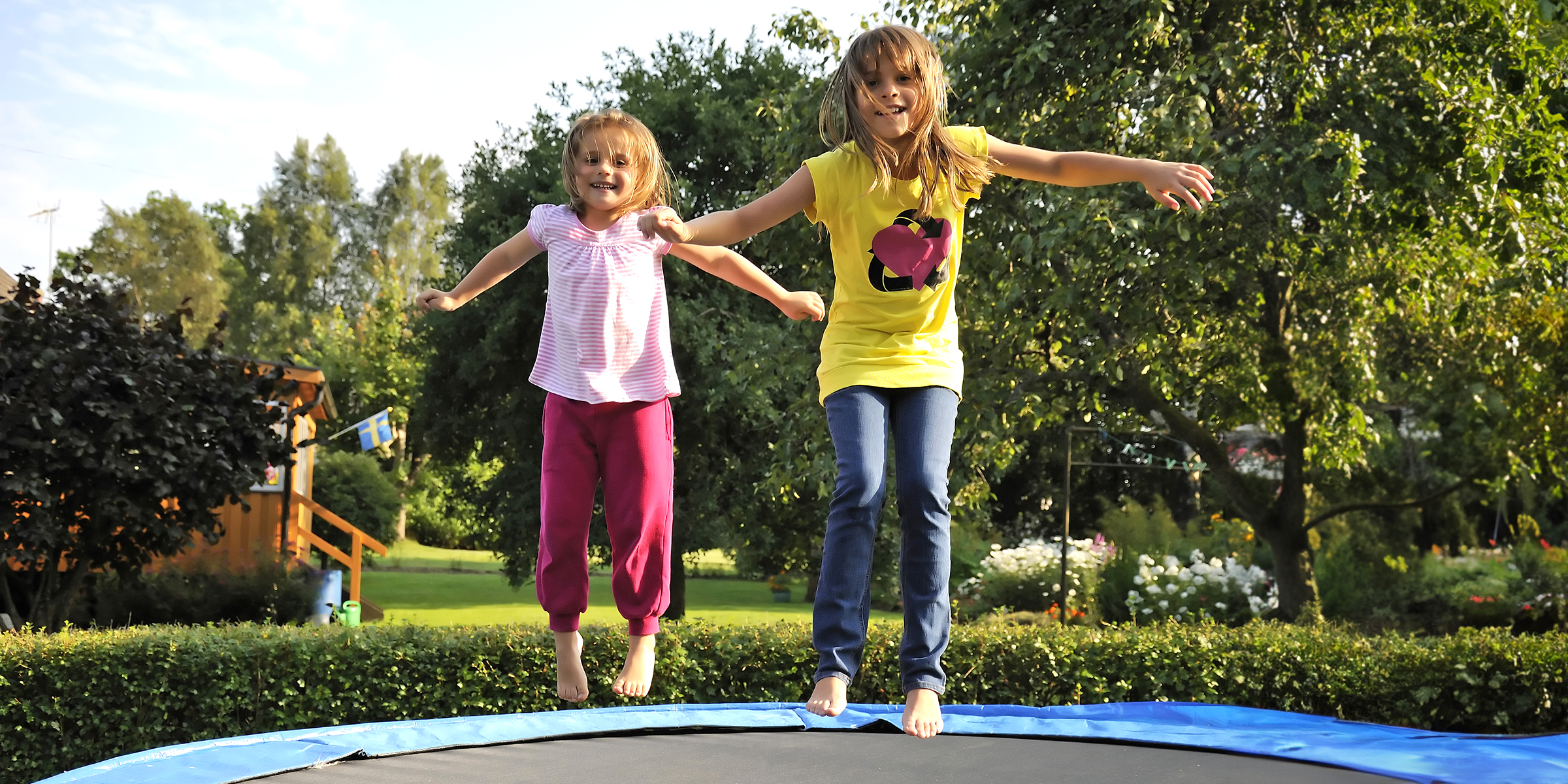 Deux enfants sautent sur un trampoline | Source : Shutterstock