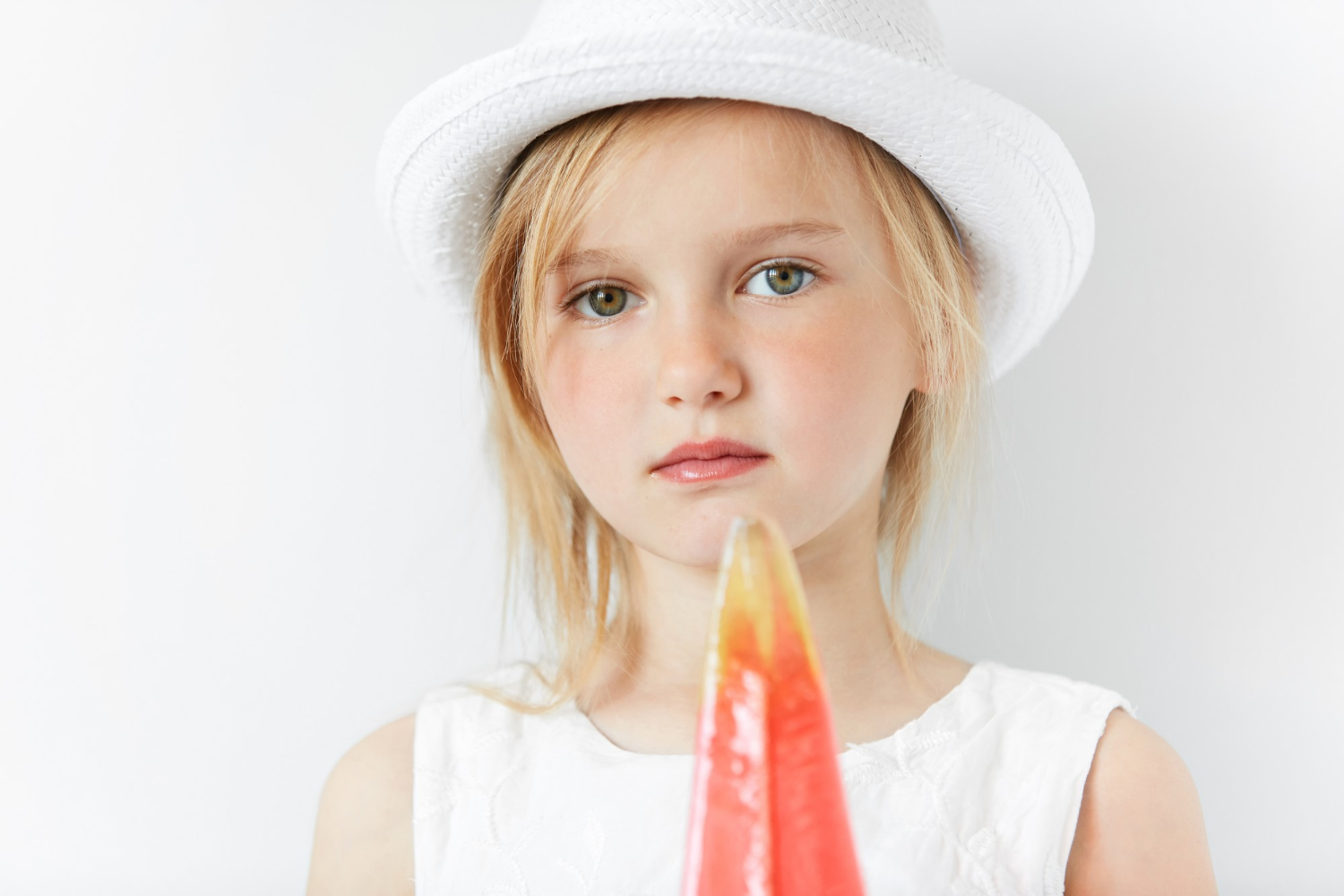 Une jeune fille tenant une glace | Source : Freepik