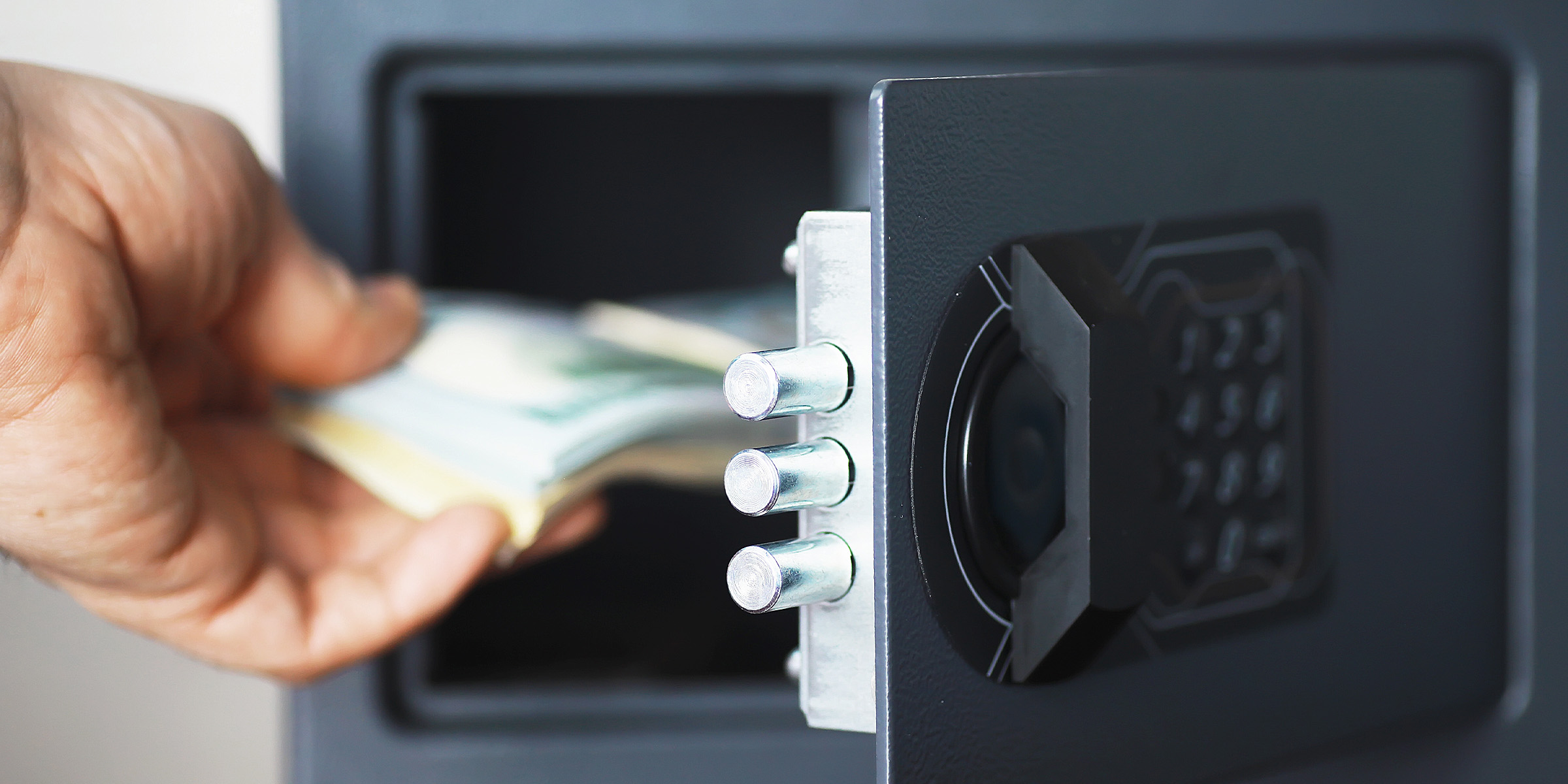 Une personne utilisant un coffre-fort | Source : Shutterstock