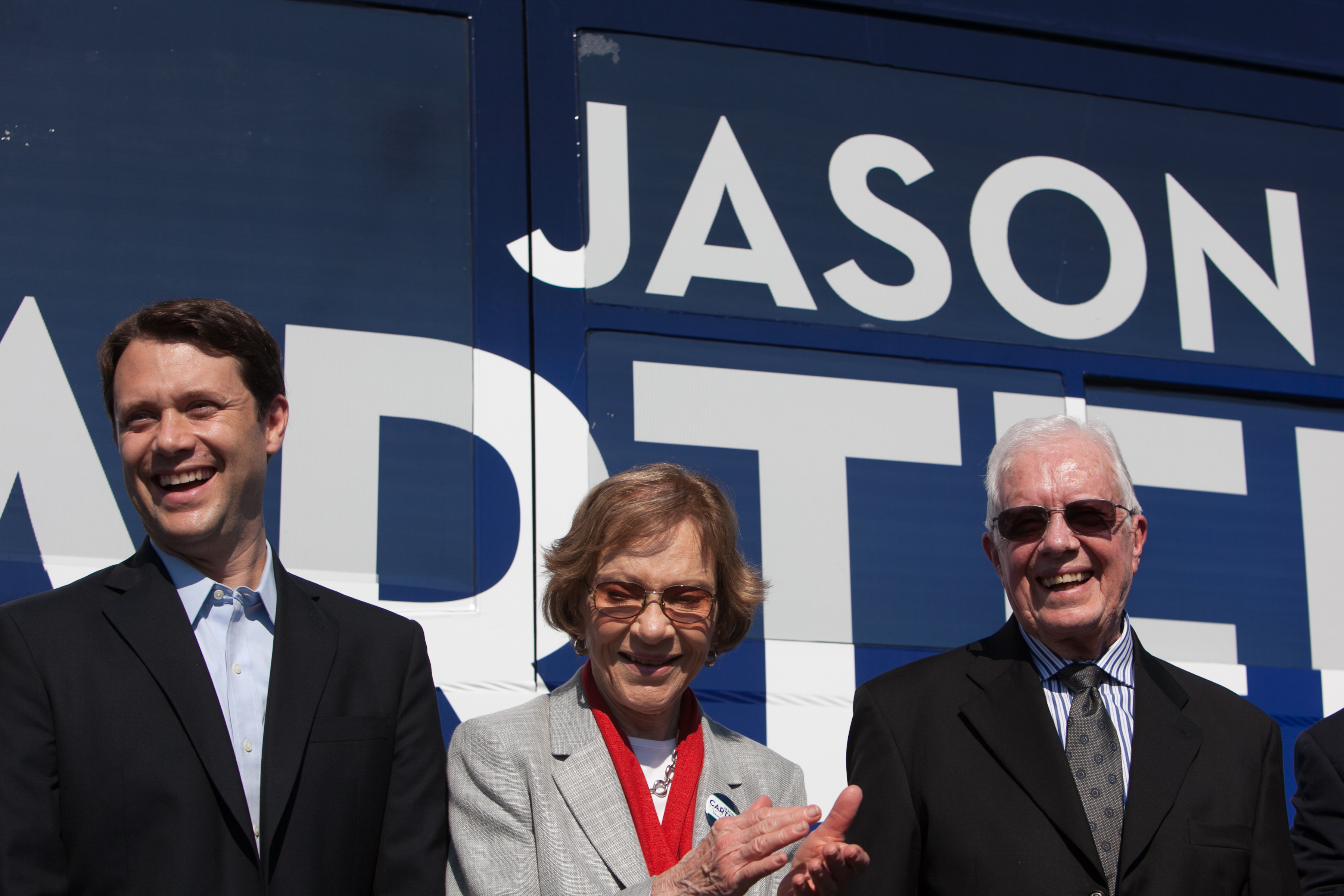 Jason Carter avec ses grands-parents le 27 octobre 2014 | Source : Getty Images
