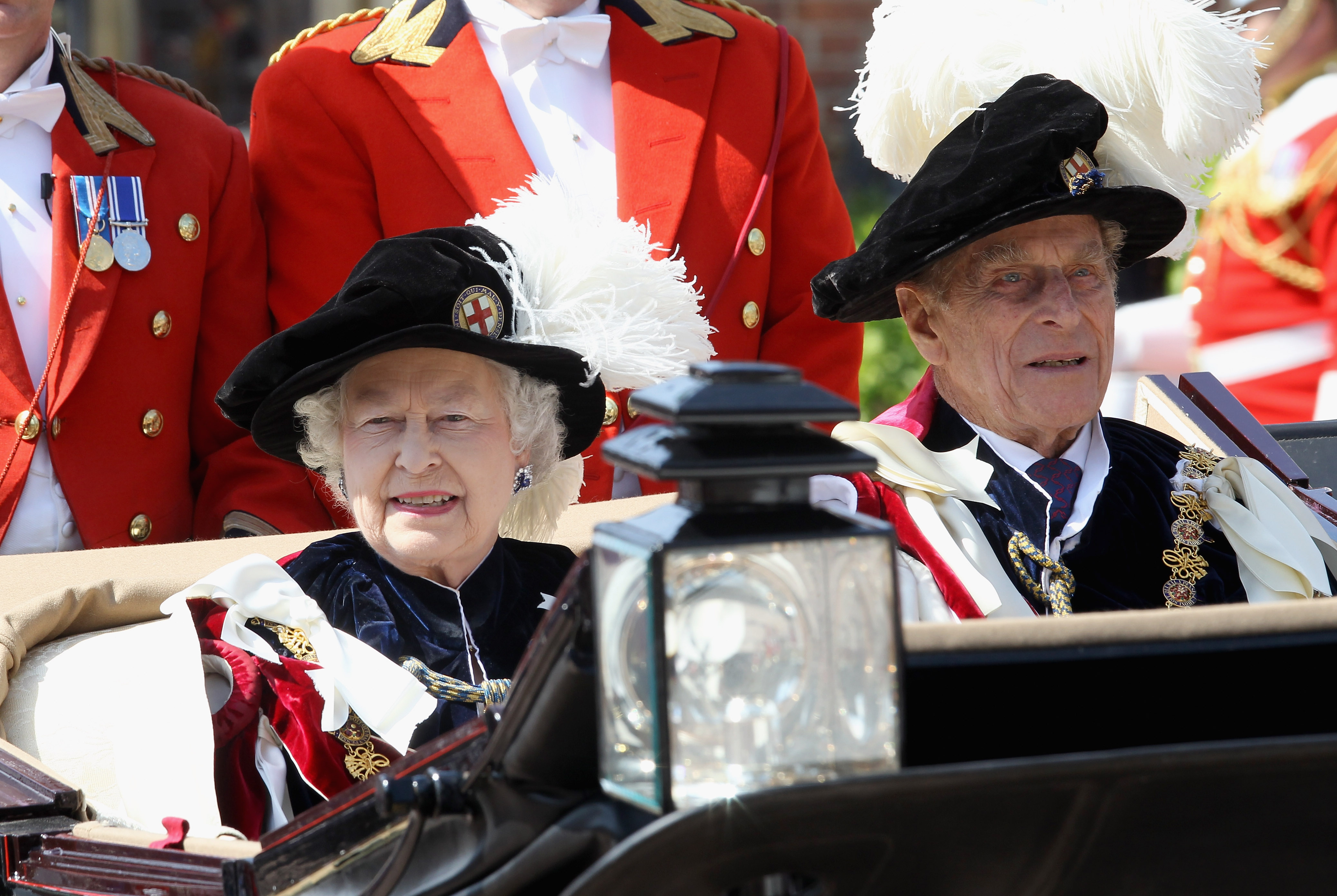 La reine Élisabeth II et le prince Philip ont assisté à la cérémonie de l'Ordre de la Jarretière au château de Windsor en juin 2011. Des décennies plus tôt, le couple avait choisi le nom de Mountbatten-Windsor pour leurs descendants directs dans certaines circonstances, tandis que Windsor restait le nom de la maison royale. | Source : Getty Images