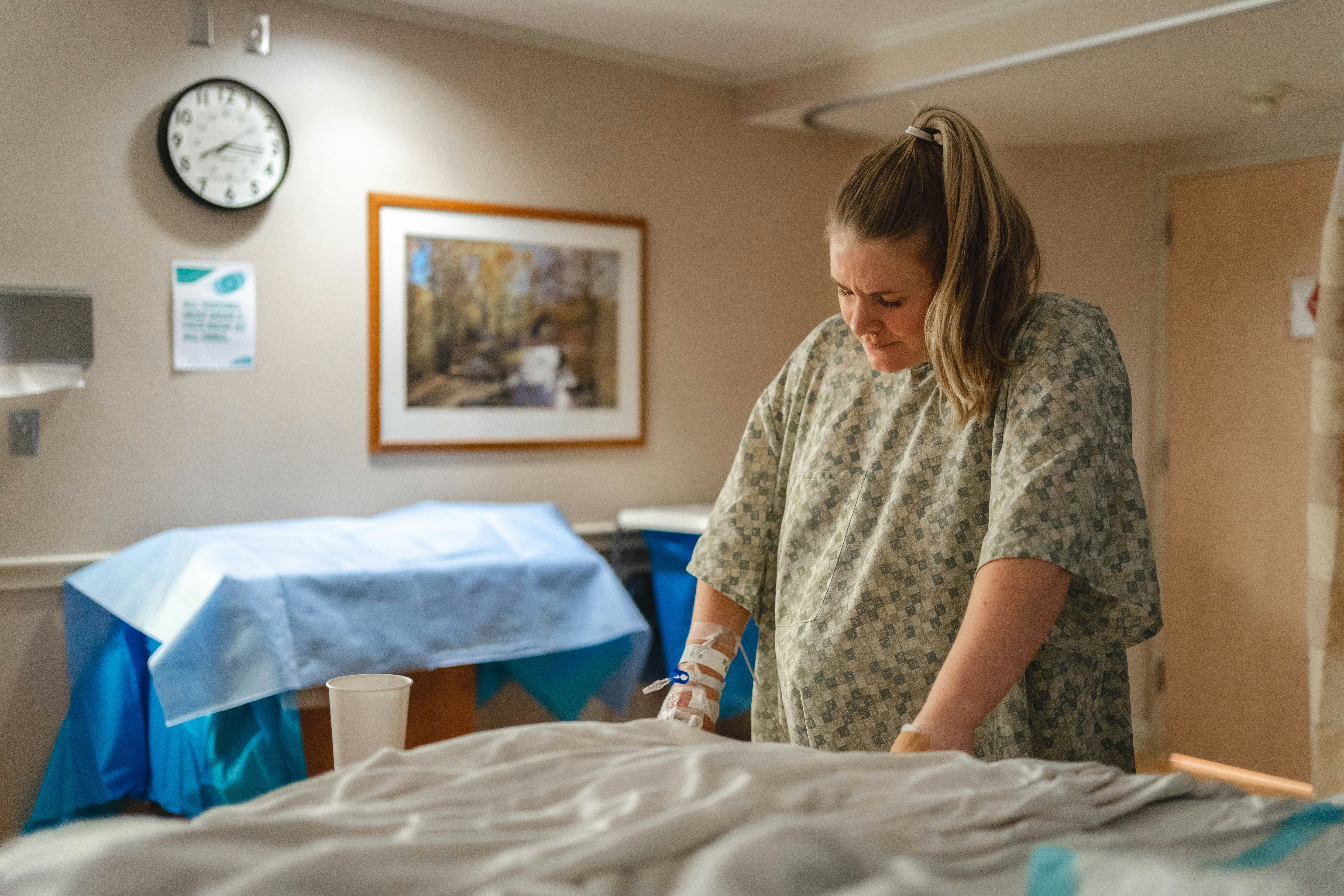 Une femme enceinte debout dans une chambre d'hôpital | Source : Unsplash