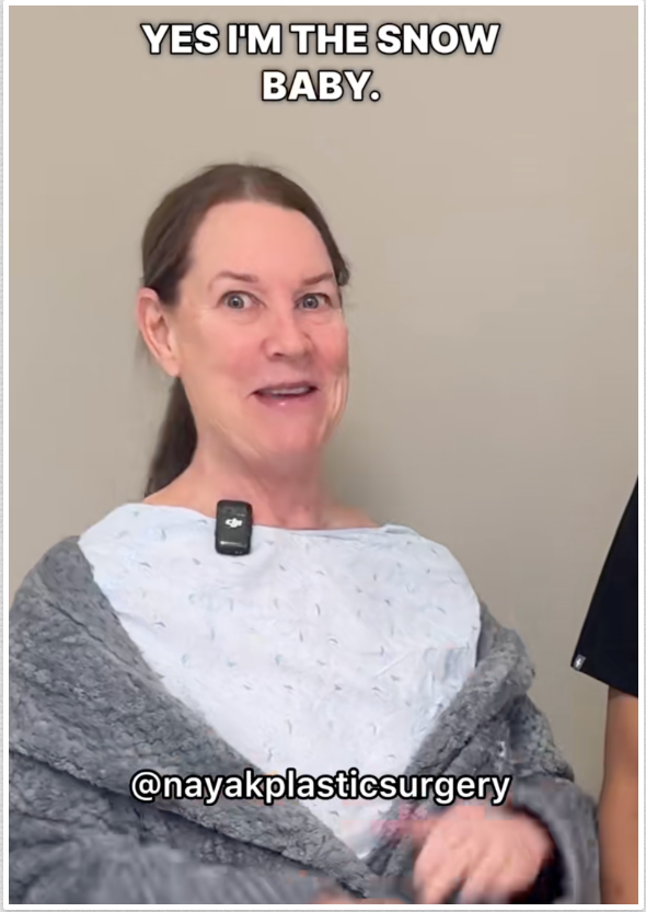 Tina Heaton qui plaisante sur son surnom de "Snow Baby" avant de subir une opération chirurgicale, programmée pendant une grosse tempête de neige. | Source : TikTok/nayakplasticsurgery