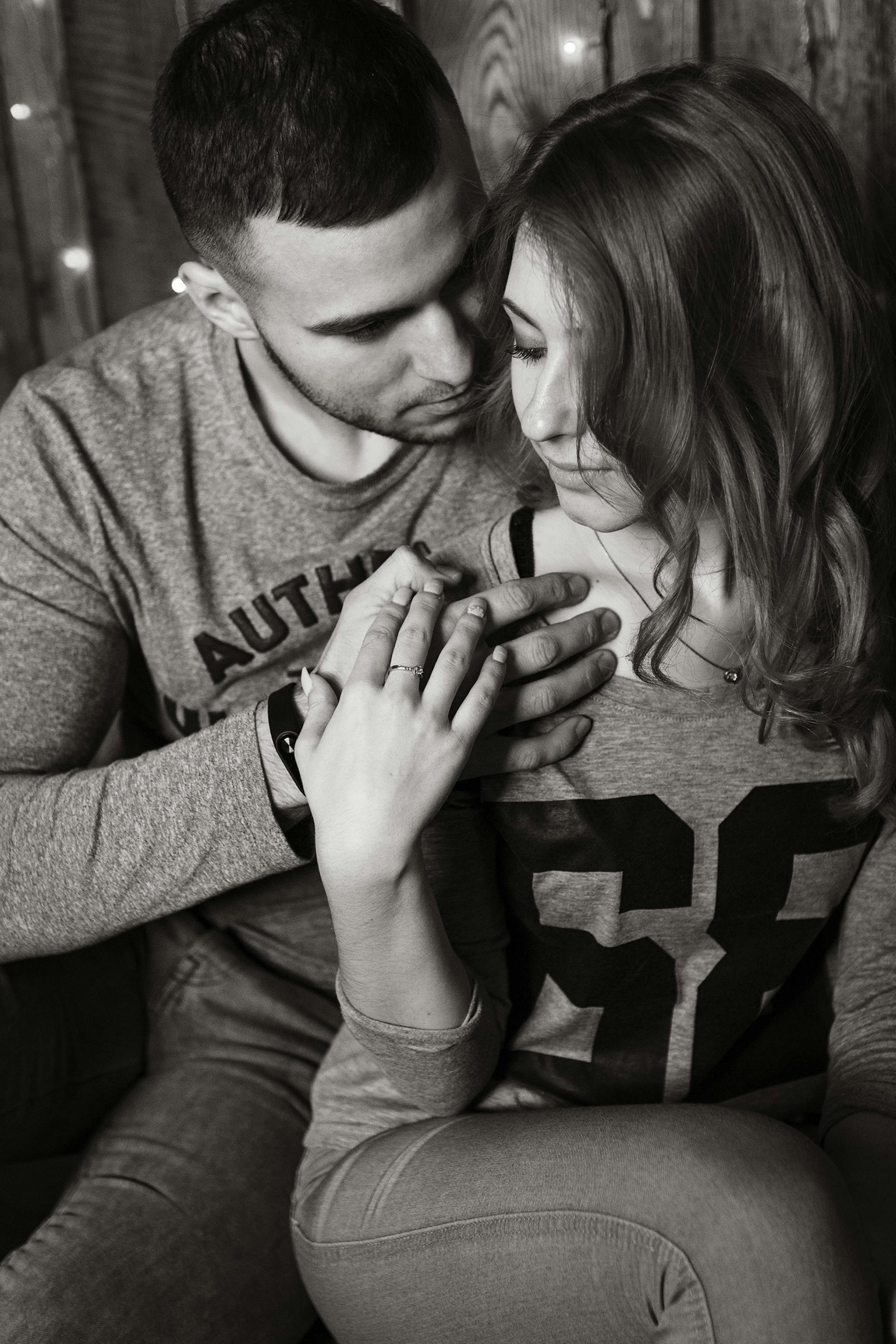 Un couple assis l'un près de l'autre | Source : Pexels