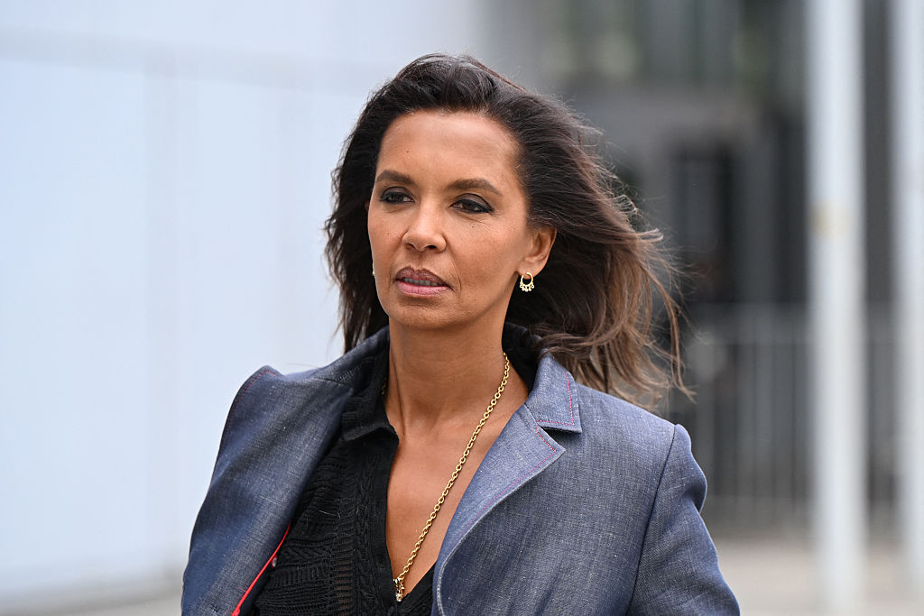Karine Le Marchand quitte le tribunal de Paris après une audience de son procès contre l'entrepreneuse française Michèle "Mimi" Marchand, le 26 mai 2025. | Source : Getty Images