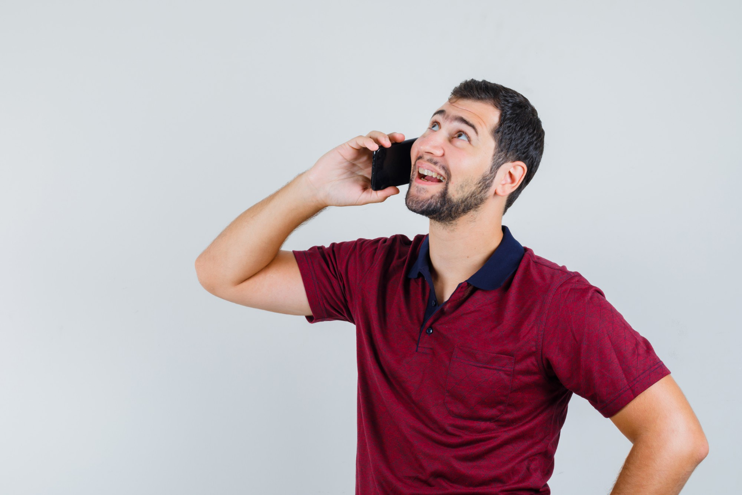 Un homme joyeux au téléphone | Source : Freepik