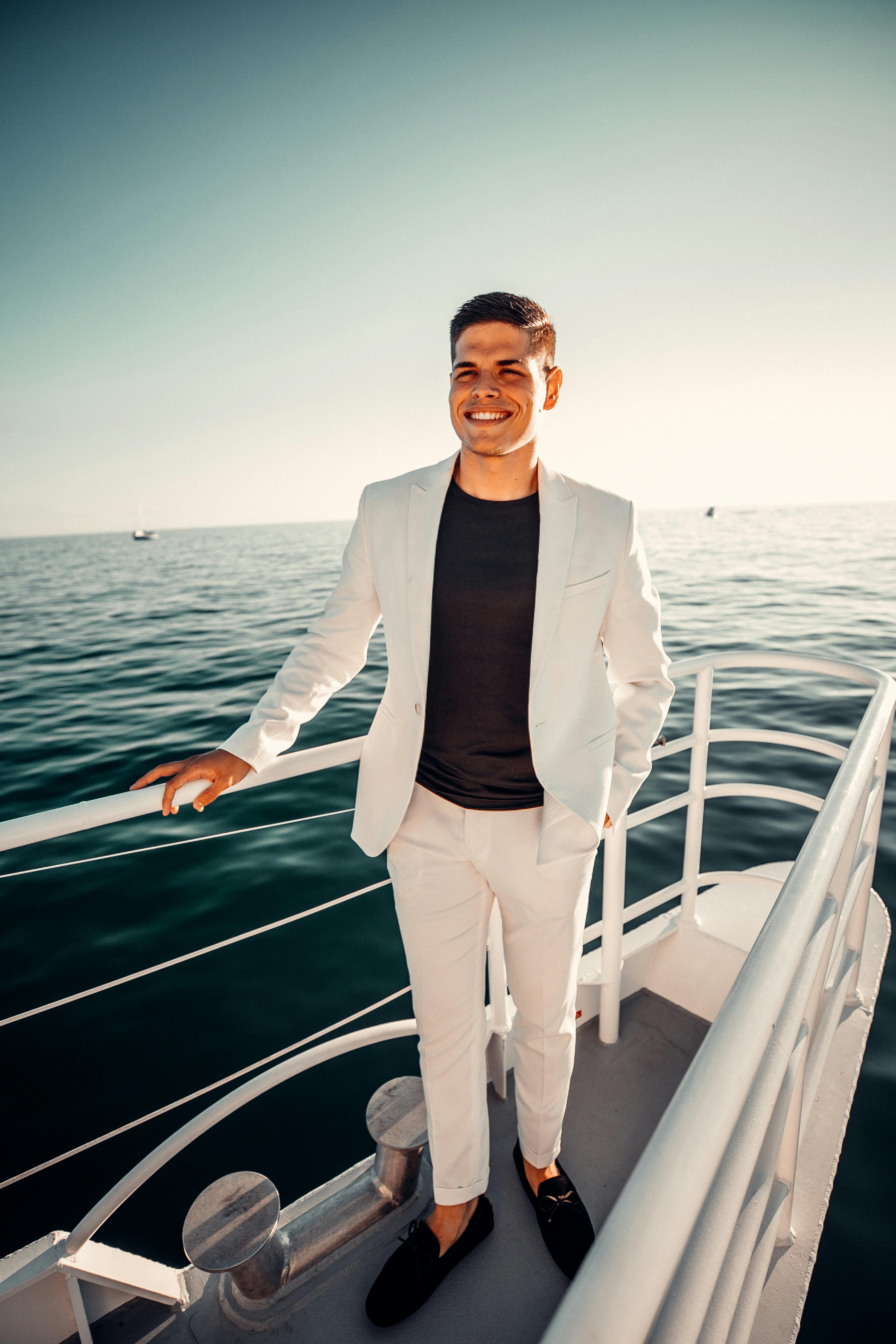 Un homme prenant le large sur un yacht | Source : Pexels