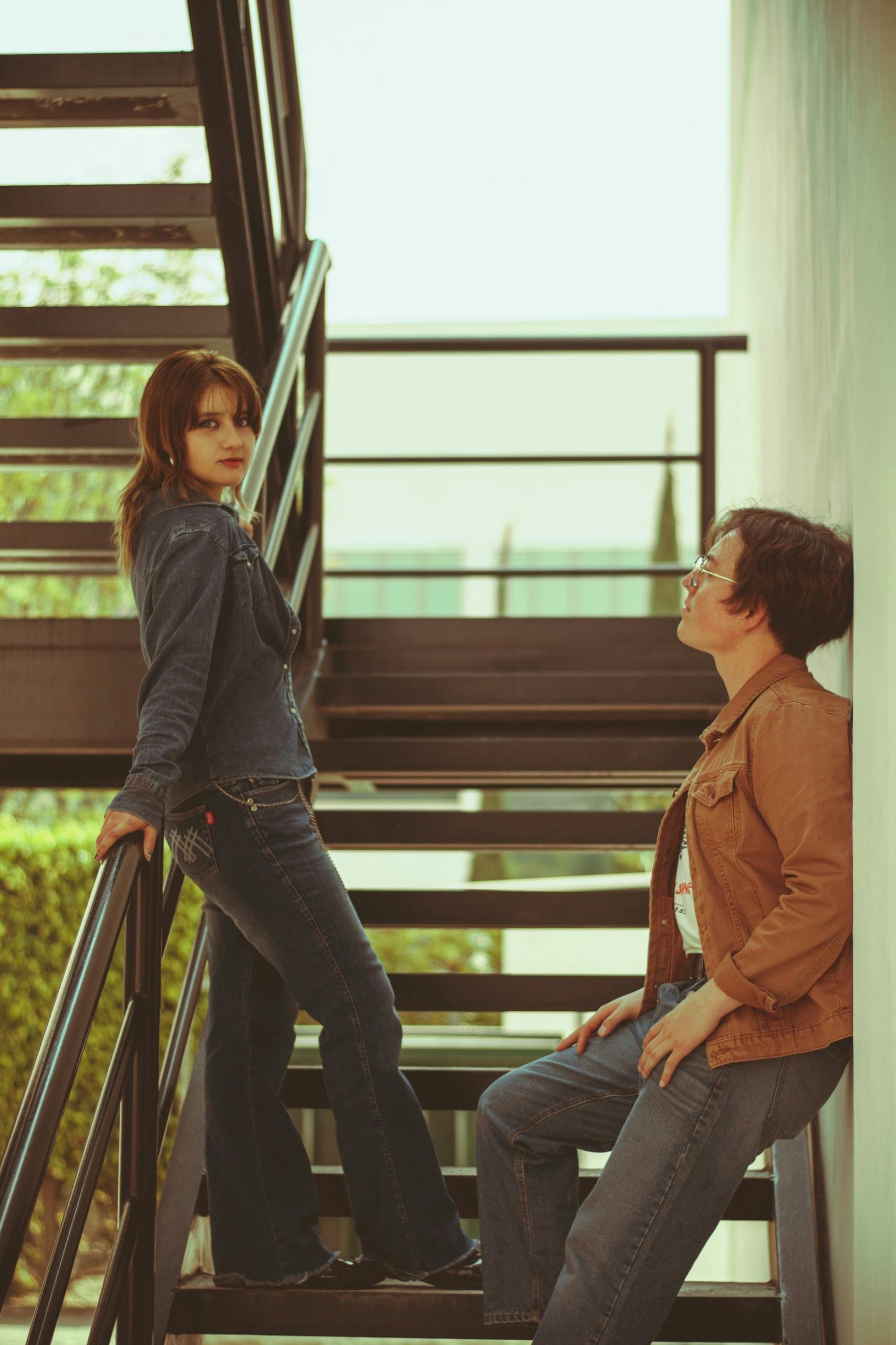 Un homme et une femme debout dans l'escalier | Source : Pexels