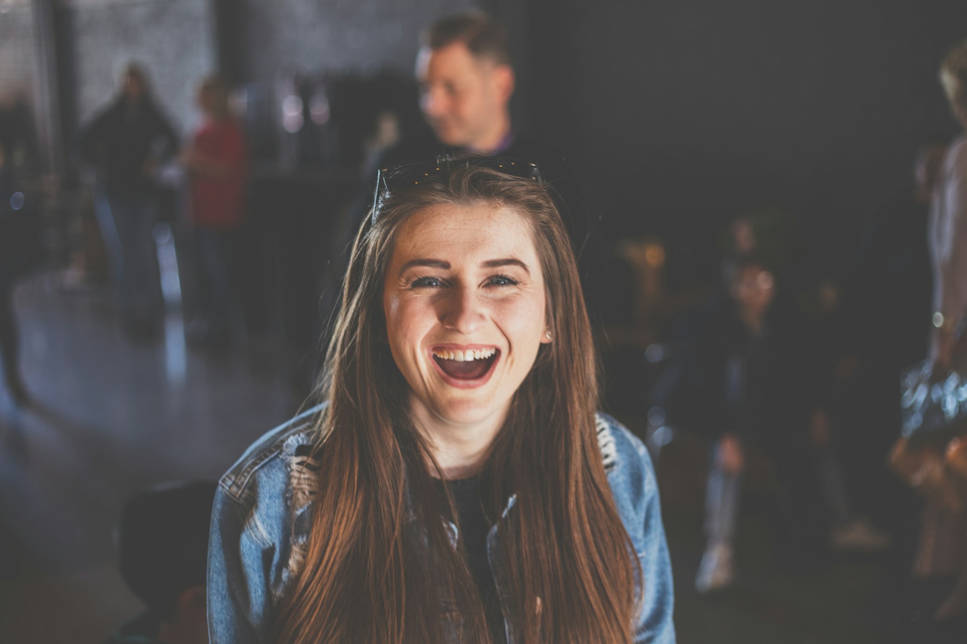 Une adolescente dans un magasin qui regarde quelque chose avec ravissement | Source : Unsplash