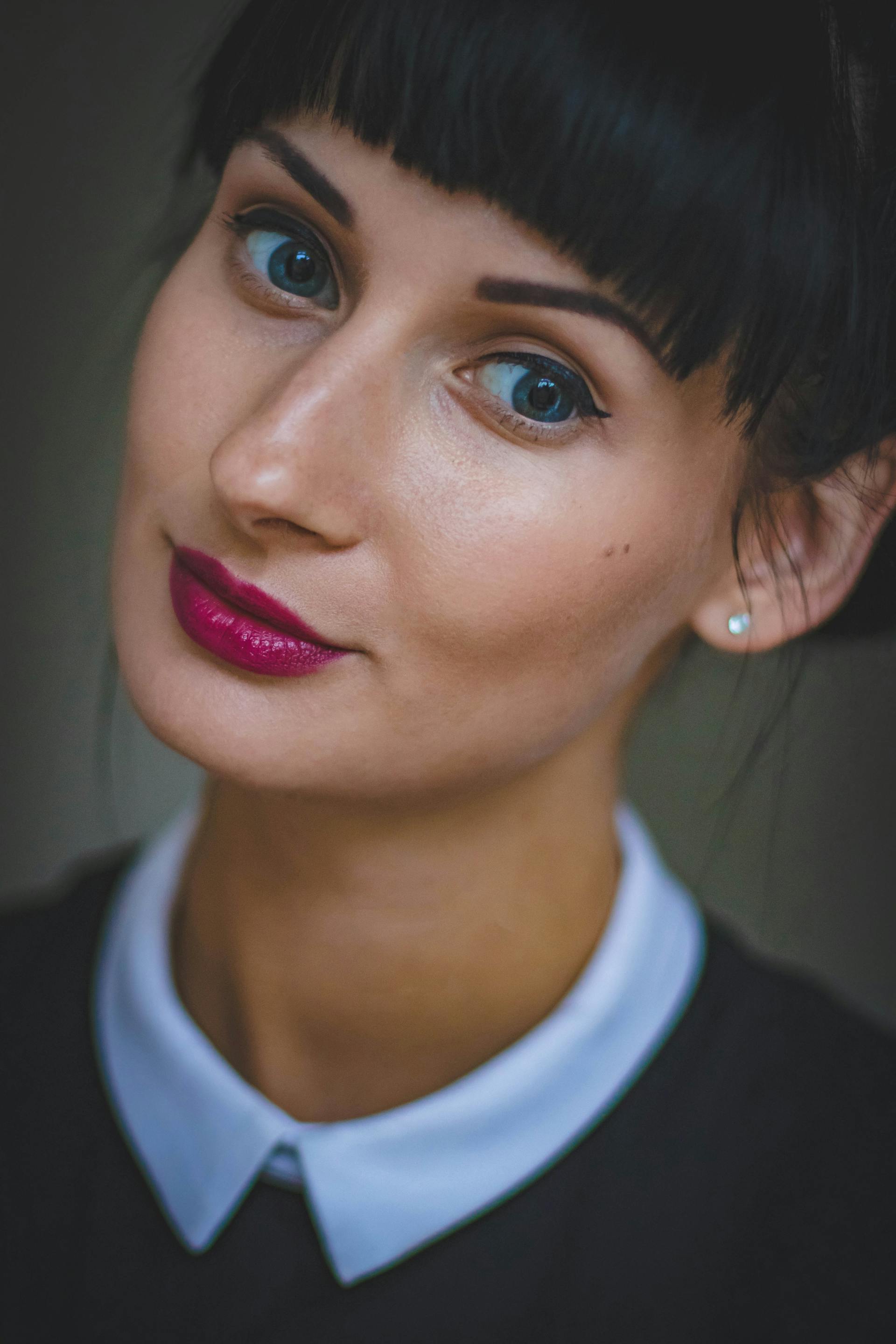 Une femme à l'expression curieuse | Source : Pexels