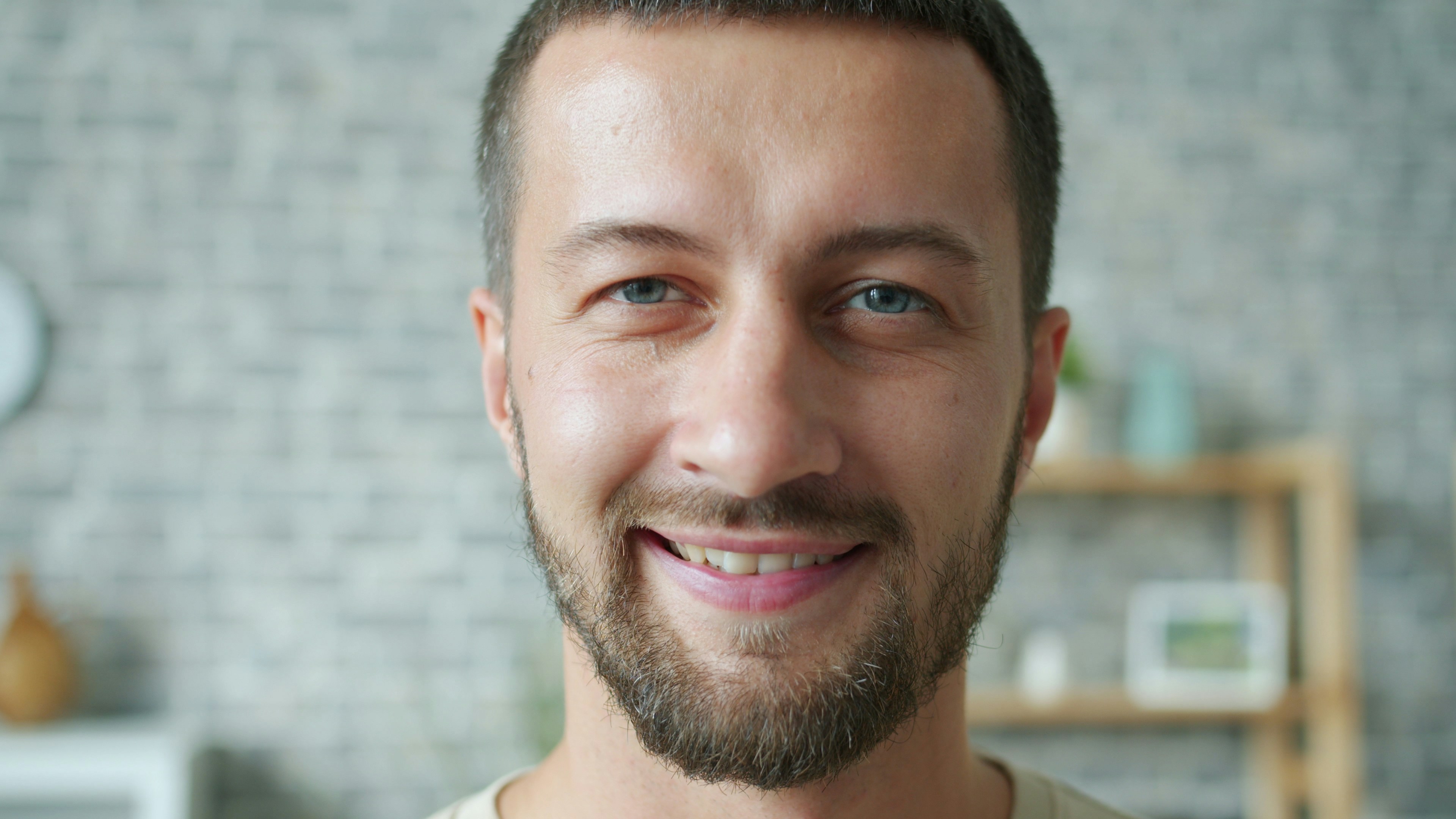 Un homme qui sourit | Source : Unsplash