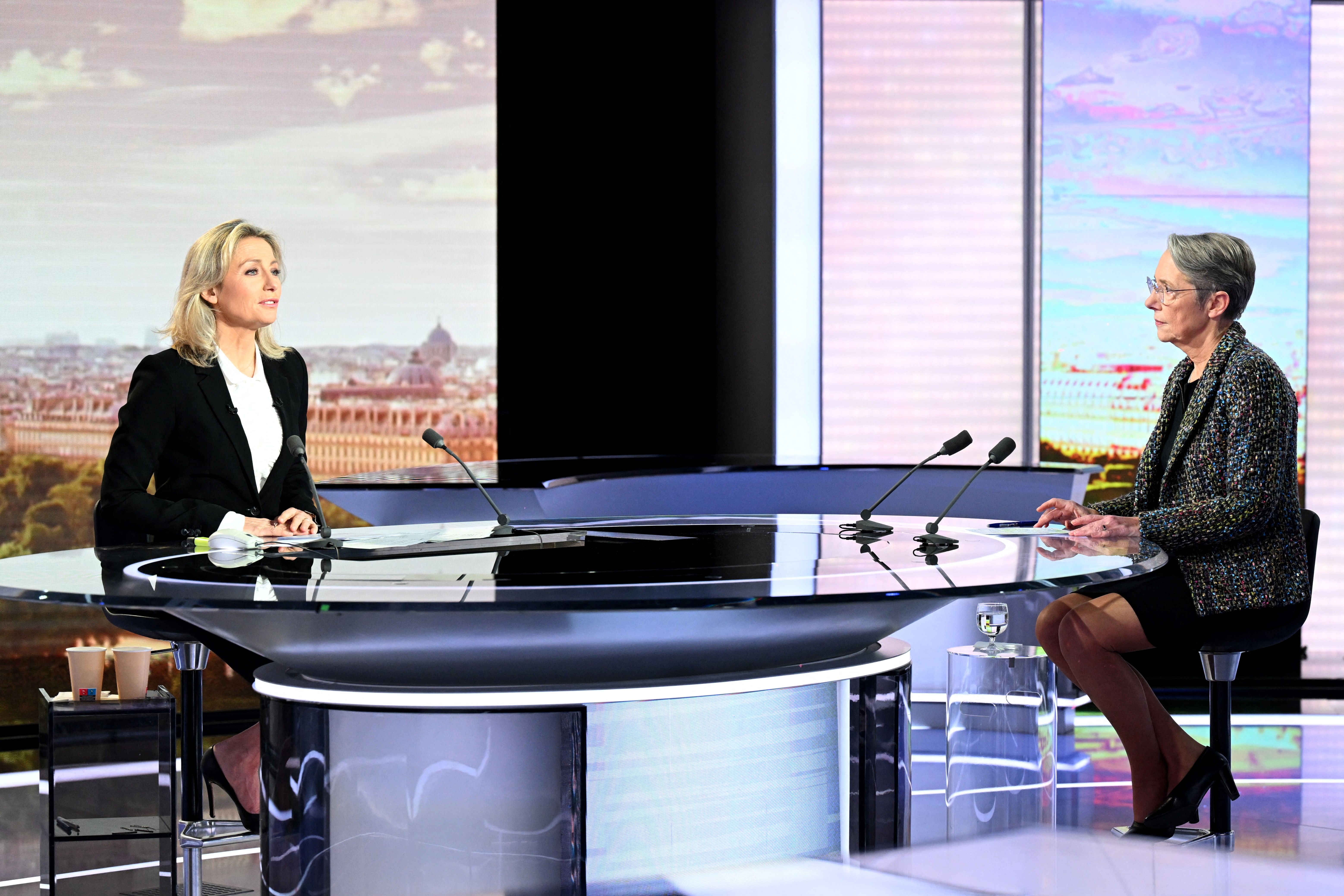 La Première ministre française Elisabeth Borne (R) participe au journal télévisé du soir de la chaîne de télévision française France 2 animé par la journaliste et présentatrice française Anne-Sophie Lapix (G) dans les studios de France Télévisions à Paris, le 10 janvier 2023 I Source : Getty Images