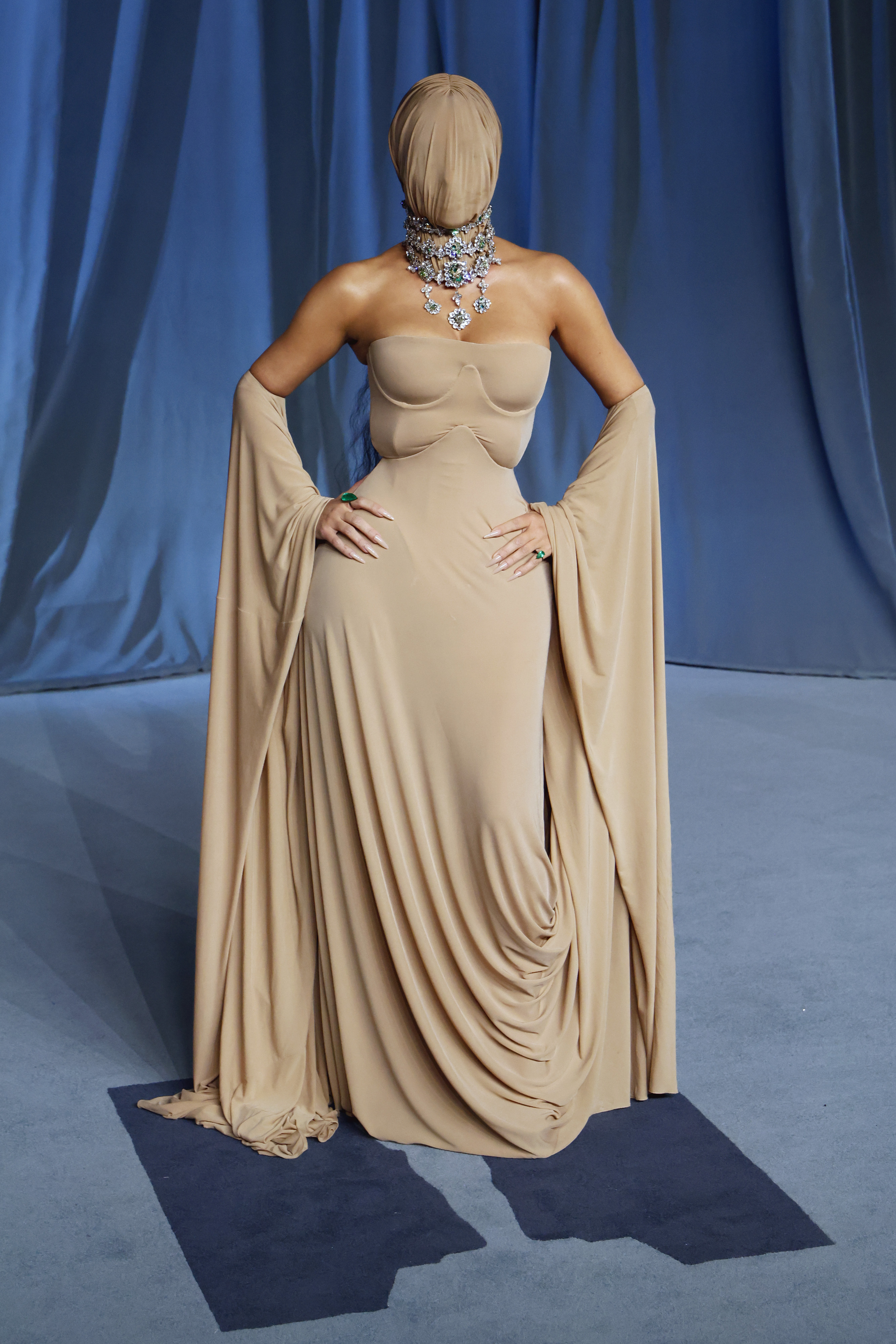 Kim Kardashian pose sur le tapis rouge de l'événement. | Source : Getty Images
