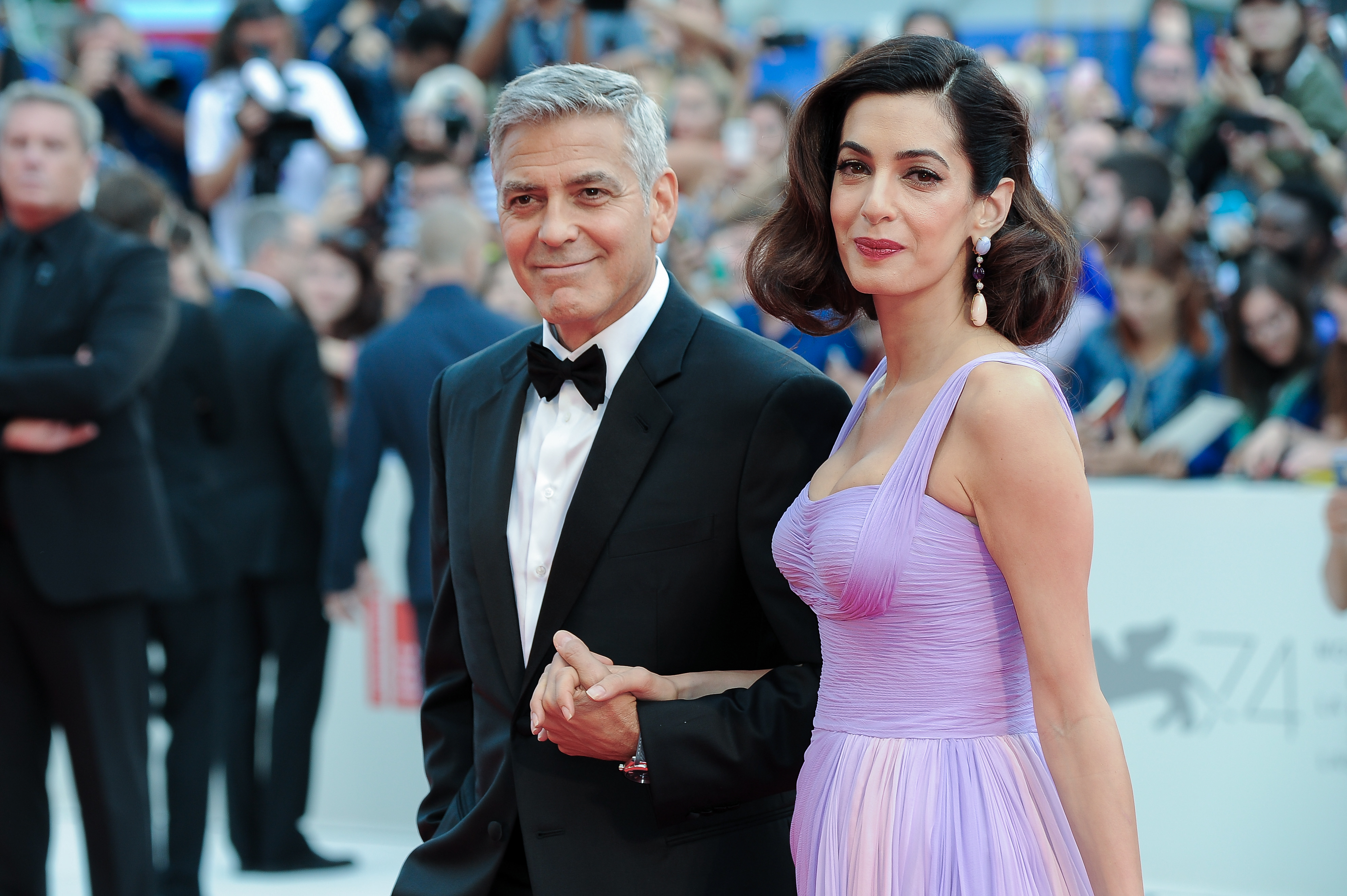 George et Amal Clooney assistent à la première de « Suburbicon » à la 74e Mostra de Venise, faisant une apparition glamour sur le tapis rouge quelques mois seulement après avoir accueilli leurs jumeaux, Ella et Alexander.