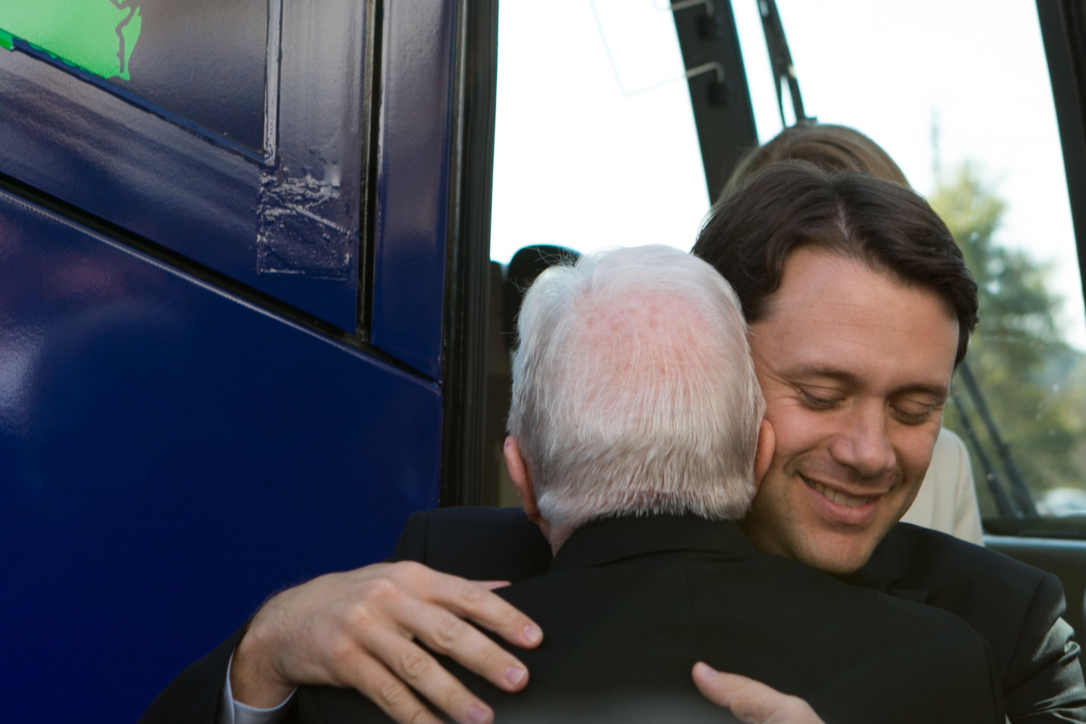 Jason Carter avec son grand-père le 27 octobre 2014 | Source : Getty Images
