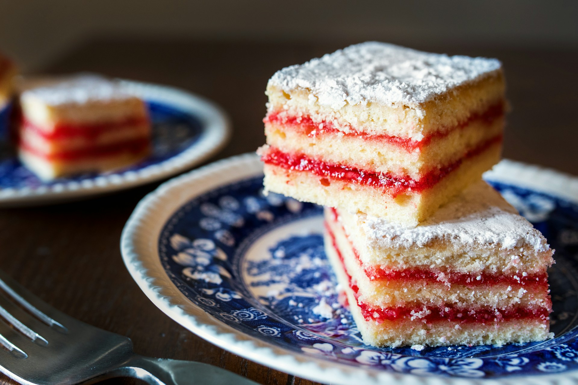 Tranches de gâteau sur deux assiettes | Source : Unsplash
