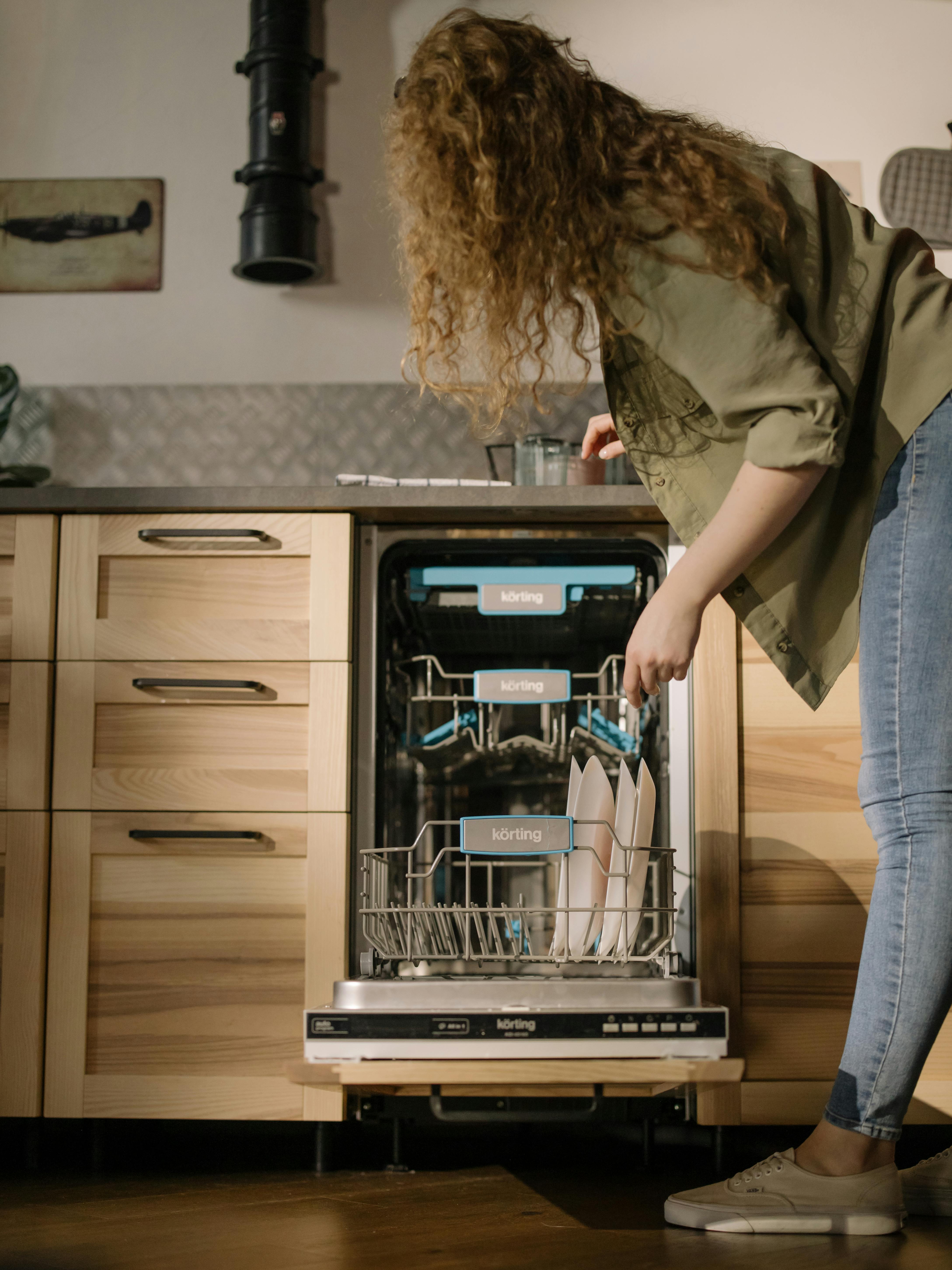 Une femme chargeant un lave-vaisselle | Source : Pexels