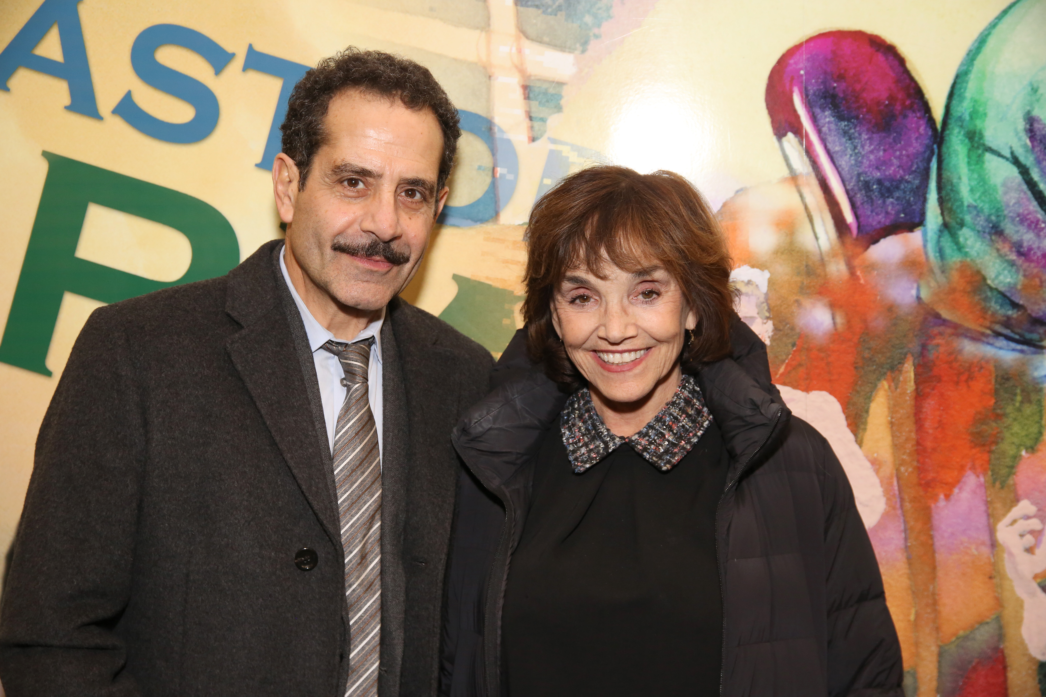 Tony Shalhoub et l'actrice lors de la réception presse pour la première de « The Babylon Line » le 5 décembre 2016 à New York. | Source : Getty Images