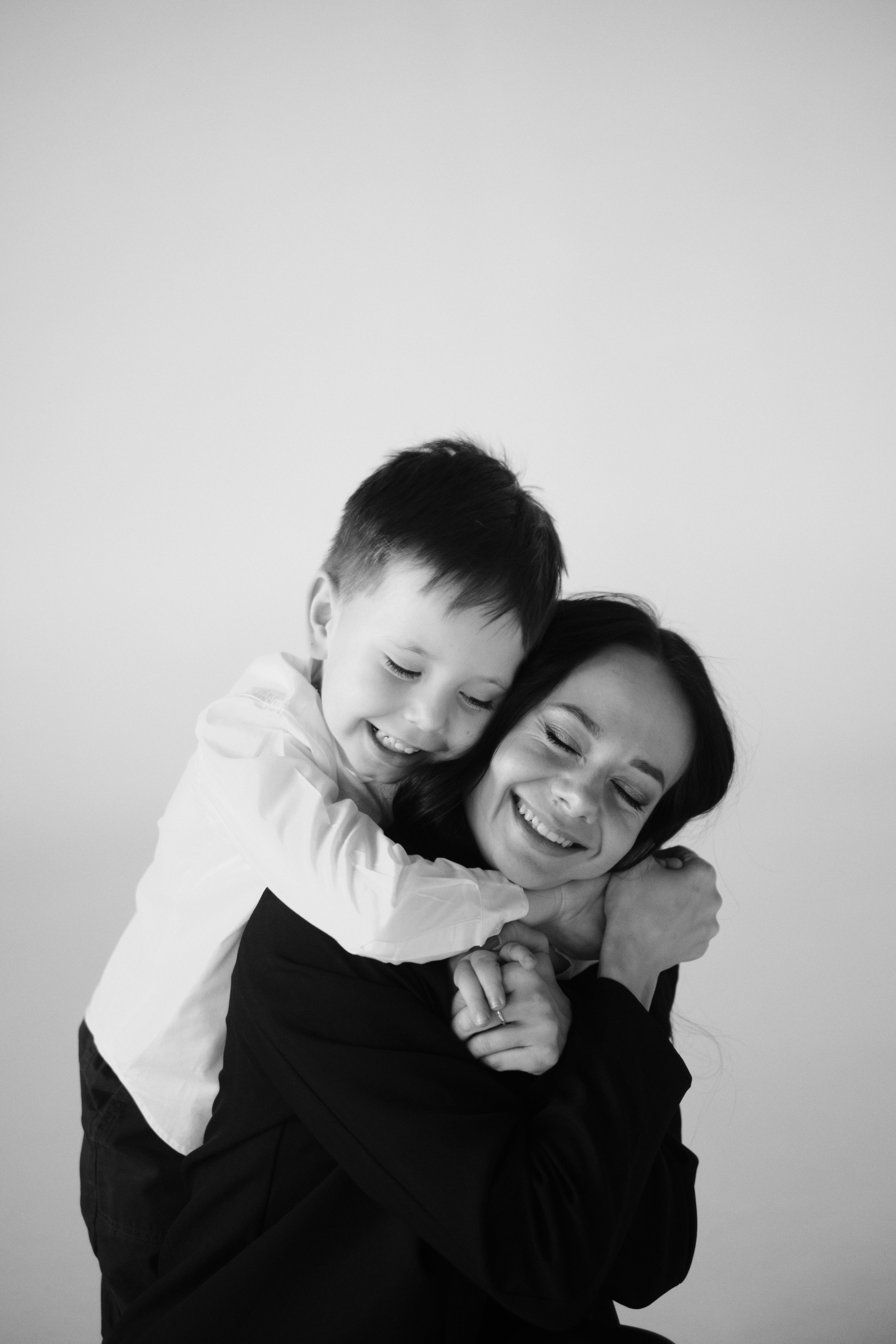 Une femme serrant son fils dans ses bras | Source : Pexels