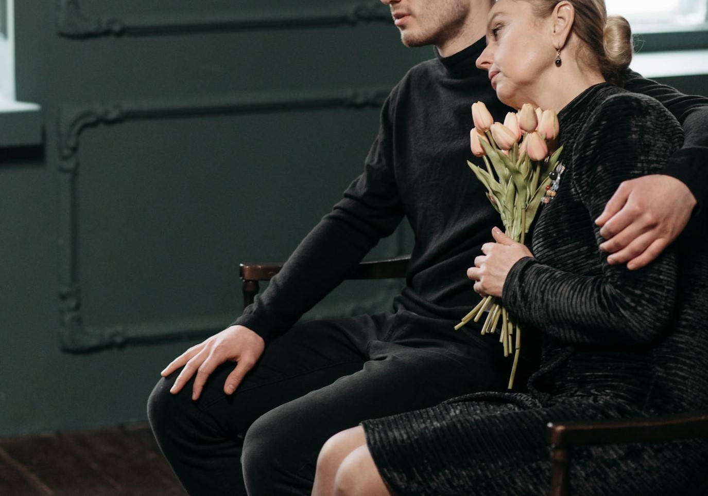 Une femme en deuil s'appuyant sur l'épaule d'un homme | Source : Pexels