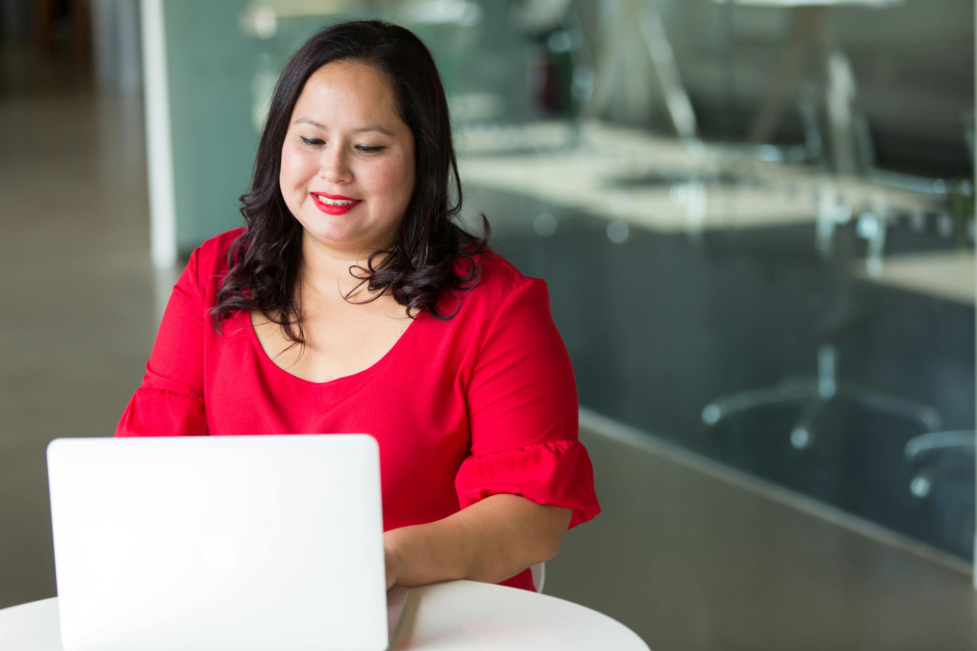 Une femme dans un bureau | Source : Pexels