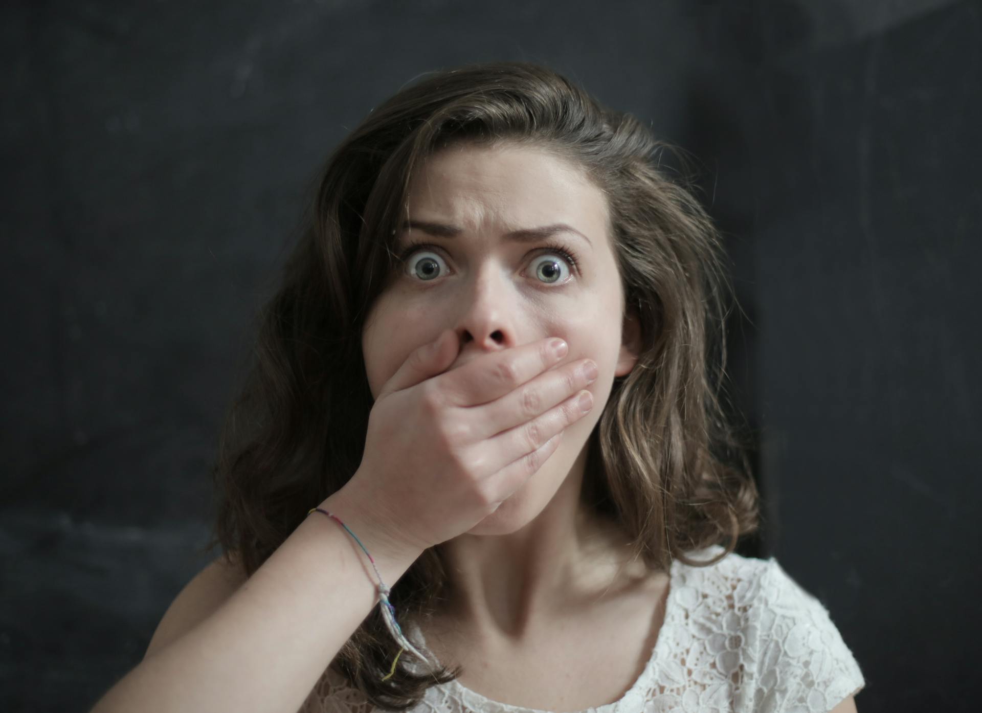 Une femme haletante en état de choc | Source : Pexels